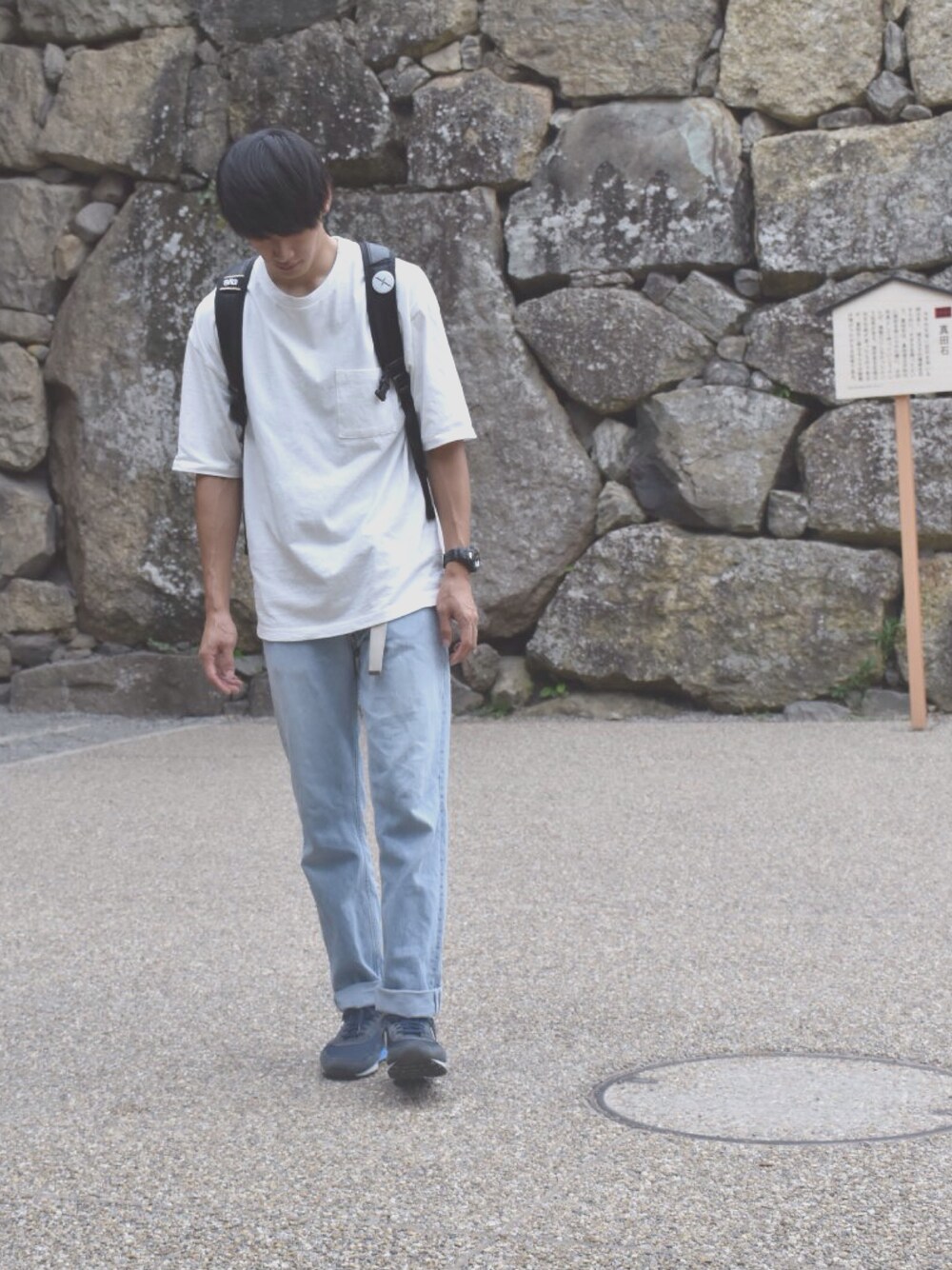 「シンプル、スニーカー、ナイキ、デニム、ジーンズ、古着」｜「SAGLiFEのアイテム（バックパック/リュック、ブラック系）」を使った、人間国宝さん（メンズ・177cm）の秋コーディネートの1枚目の写真