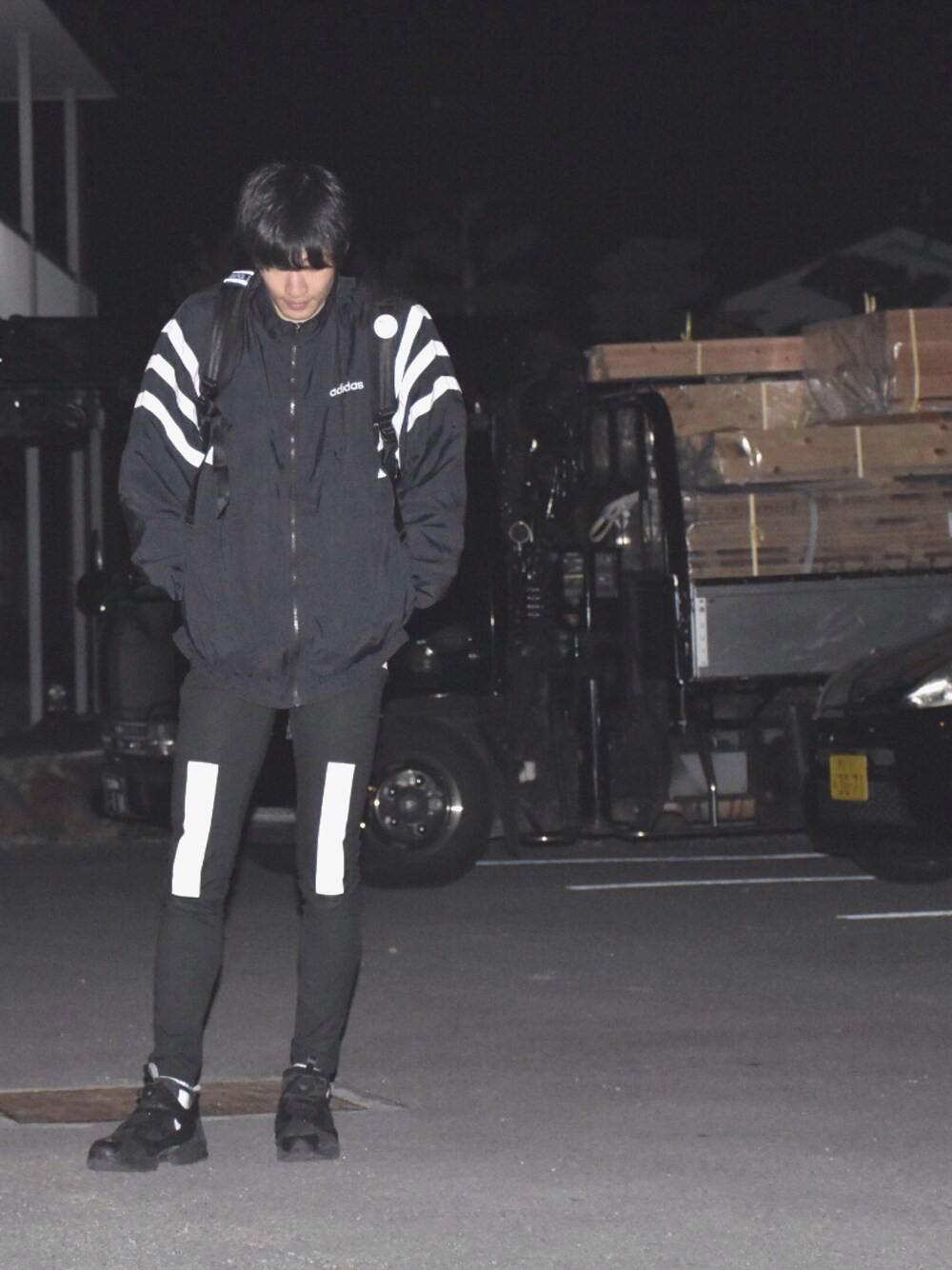 「モノクロ、ナイロンジャケット、アディダス、adidas、古着、MILKBOY、スニーカー、秋のコーデ」｜「SAGLiFEのアイテム（バックパック/リュック、ブラック系）」を使った、人間国宝さん（メンズ・177cm）の秋コーディネートの1枚目の写真