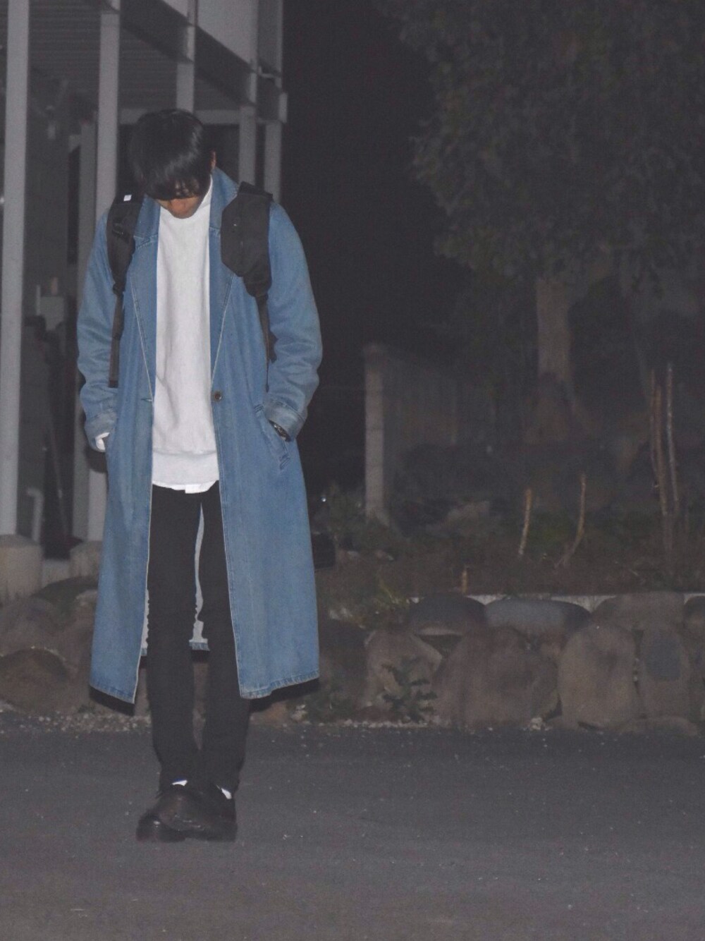 「コート、デニムコート、スキニーデニム、スウェット、Dr.Martens、キレイめ、休日スタイル」｜「AS2OVのAS2OV(アッソブ）　CORDURA DOBBY 305D BACK PACK　バックパック　061400（バックパック/リュック、ブラック系）」を使った、人間国宝さん（メンズ・177cm）の秋コーディネートの1枚目の写真