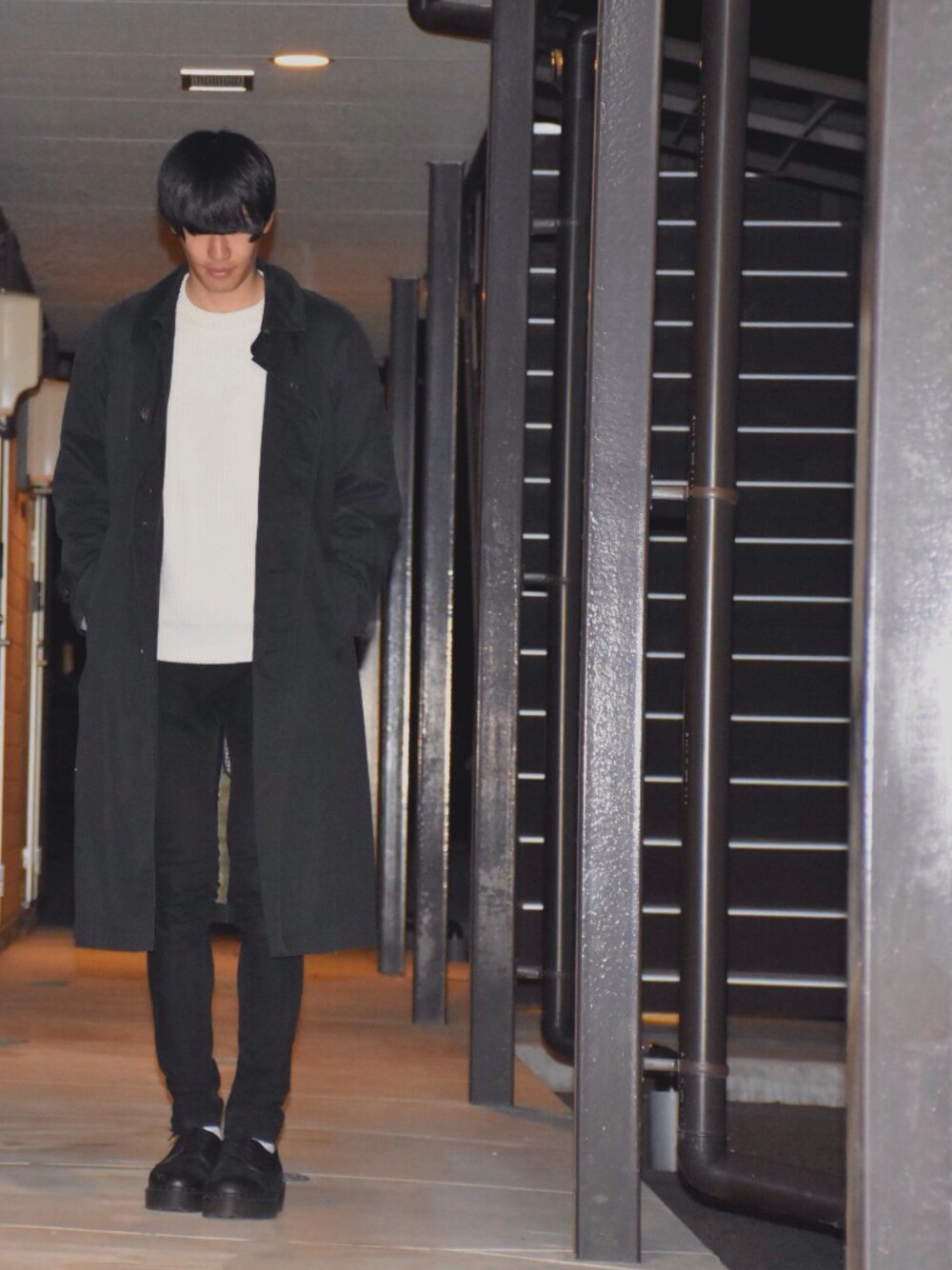 「モノトーン、モノクロ、休日スタイル、Dr.Martens、ニット、スキニーデニム」｜「usedのアイテム（ステンカラーコート、ブラック系）」を使った、人間国宝さん（メンズ・177cm）の冬コーディネートの1枚目の写真