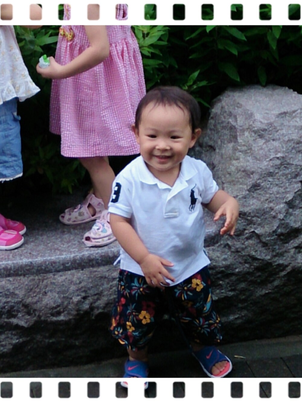 「花柄、kids」｜「POLO RALPH LAURENのアイテム（ポロシャツ、ホワイト系）」を使った、優龍さんさん（キッズ・90cm）の夏コーディネートの1枚目の写真