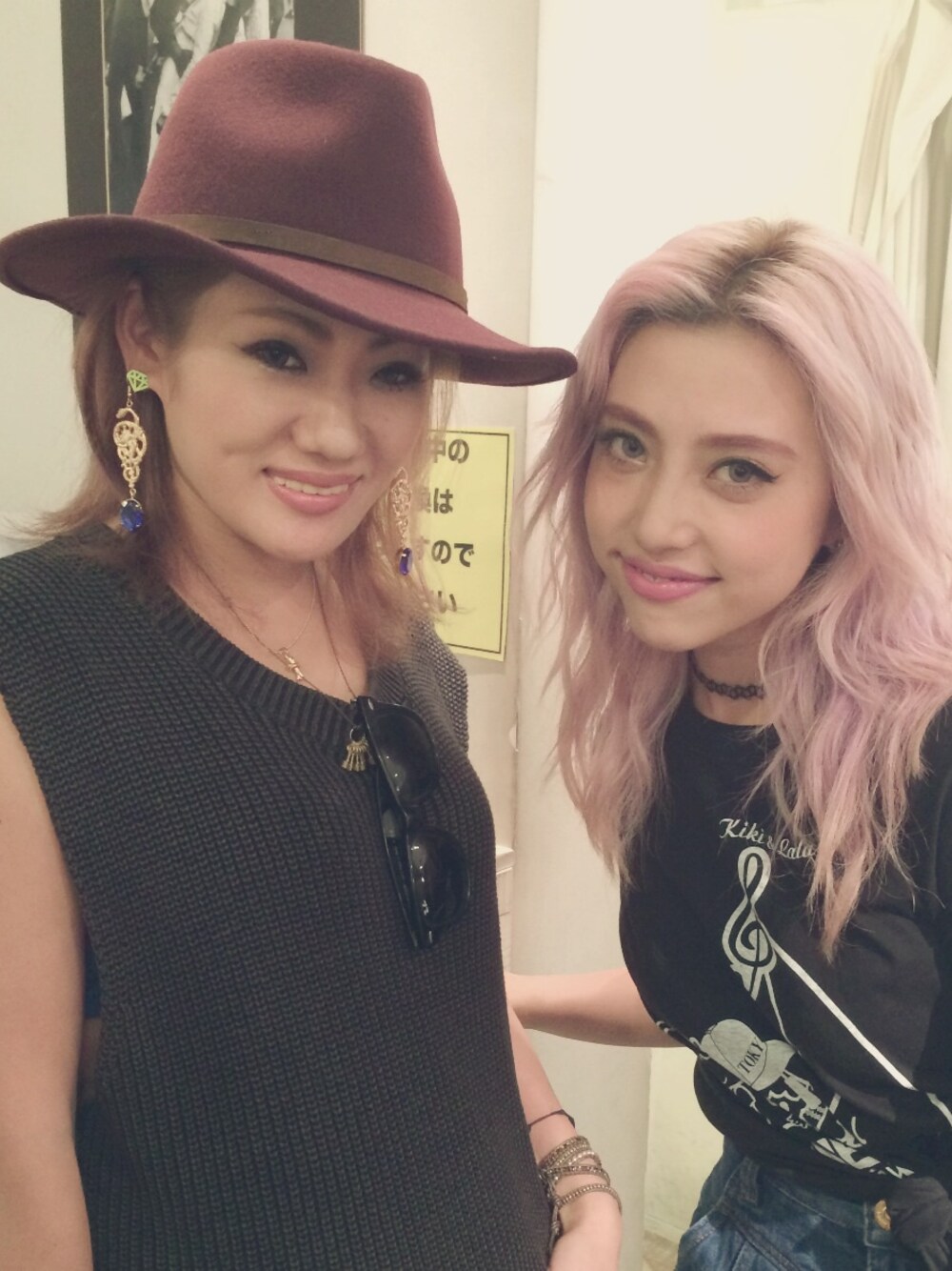 「渋谷、FIG&VIPER、hat、ボルドー、ニットワンピ、東京、ALISA」｜「忘れたのアイテム（ハット、ブラウン系）」を使った、woojaさん（レディース・160cm）の秋コーディネートの1枚目の写真