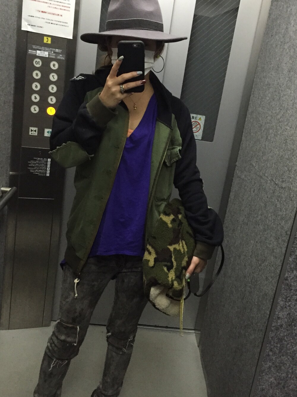 「denim、WIDE BRIM HAT、military、MIXスタイル、カモフラ、clutchbag」｜「LNAのアイテム（Tシャツ/カットソー、パープル系）」を使った、woojaさん（レディース・160cm）の冬コーディネートの1枚目の写真