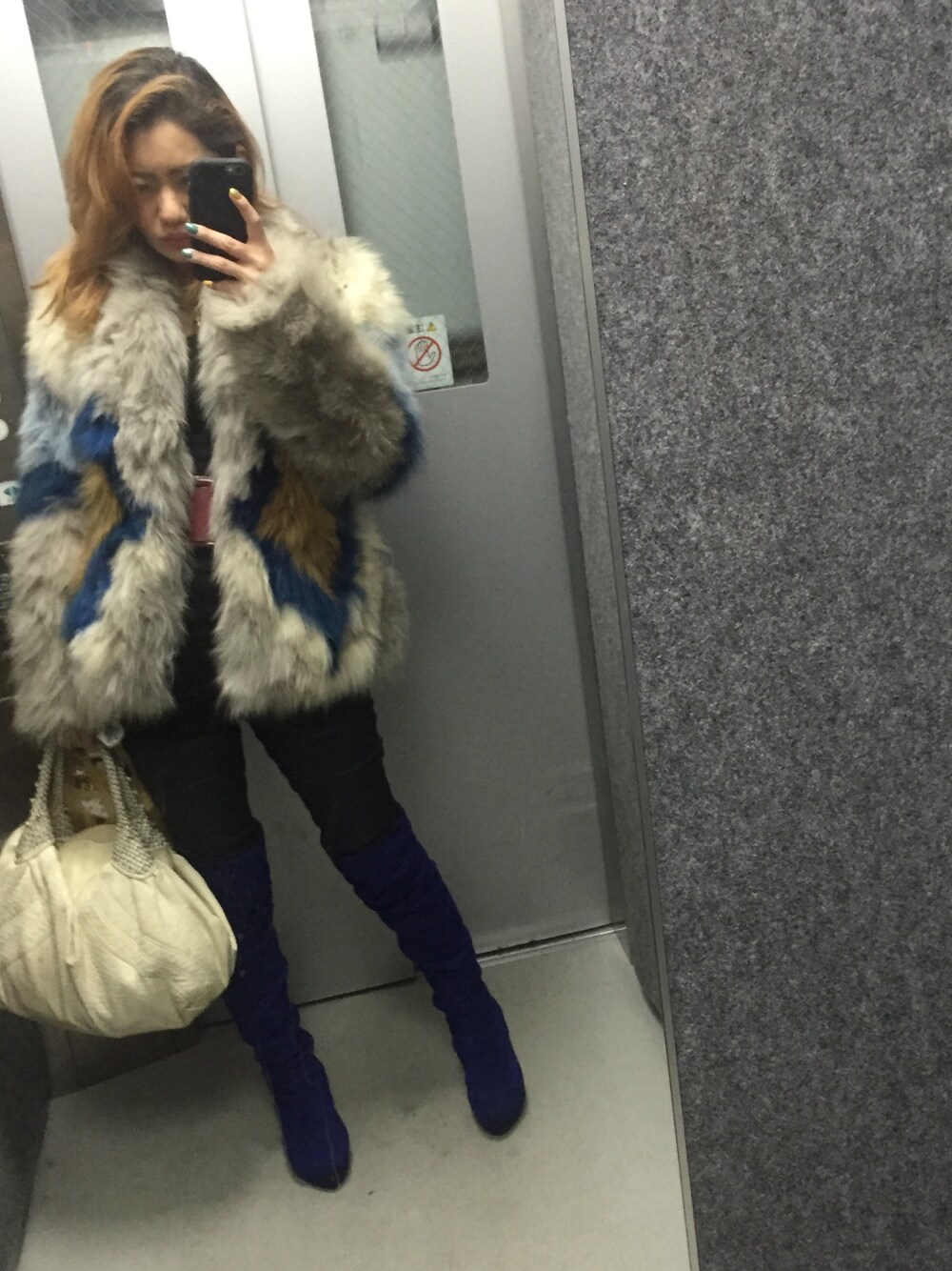 「working style、night、girls、WOMEN、cold、snowwhite、fur」｜「SLYのアイテム（その他アウター、グレー系）」を使った、woojaさん（レディース・160cm）の冬コーディネートの1枚目の写真