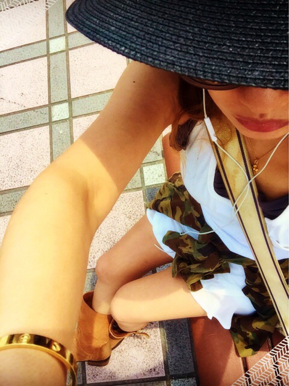 「Sunnyday、mylook、アラフォー、アラフォーママコーデ、ママコーデ、夏、散歩、日焼け、シンプル、ブーツ」｜「SLYのBRAIDED PAPER HAT（ハット、ブラック系）」を使った、woojaさん（レディース・160cm）の夏コーディネートの1枚目の写真