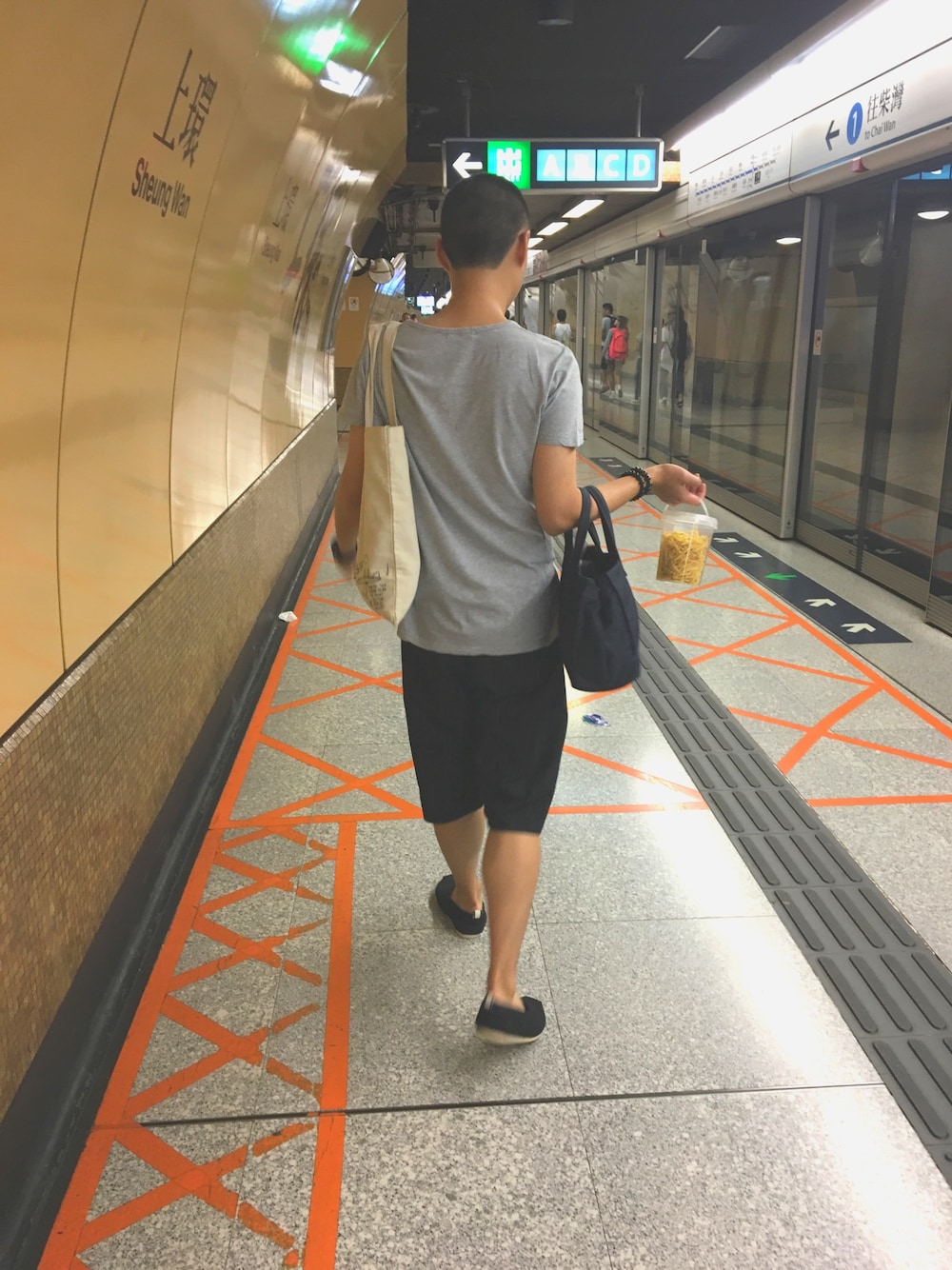 「ootd、holiday」｜「Korean brandのアイテム（Tシャツ/カットソー、グレー系）」を使った、shhh..さん（メンズ・171cm）の夏コーディネートの1枚目の写真
