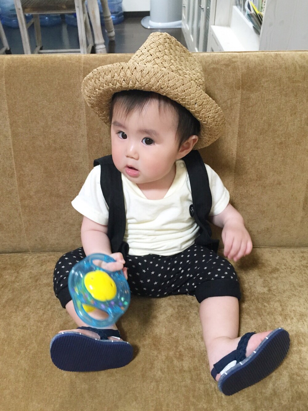 ホワイト系のTシャツ/カットソー、ブラック系のベスト、ブラック系のその他パンツを着用したキッズの春コーディネートの1枚目の写真