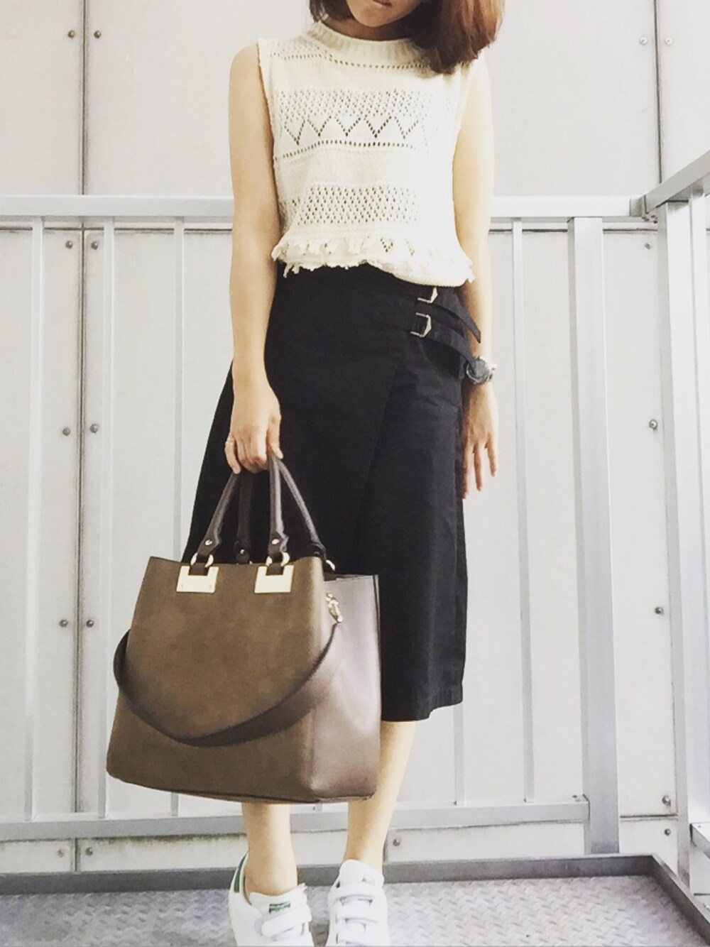 「カジュアルコーデ、大人カジュアル、OLコーデ、URBAN RESEARCH、シップス(SHIPS)、Mila Owen、スニーカーコーデ、BEAMS」｜「Ray BEAMSのRay BEAMS / Wベルト ラップキュロット（その他パンツ、ブラック系）」を使った、ssshinobuさん（レディース・153cm）の夏コーディネートの1枚目の写真