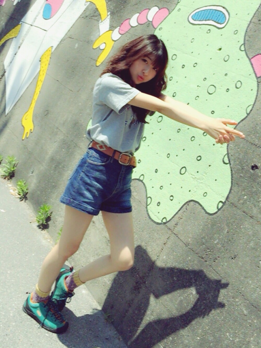 「大人カジュアル、ラフ、スニーカー、デニムパンツ、デニム、Tシャツ、GU、UNIQLO、カジュアル、シンプル」｜「OLD BETTY'Sのアイテム（Tシャツ/カットソー、グレー系）」を使った、ピタちゃんさん（レディース・152cm）の春コーディネートの1枚目の写真