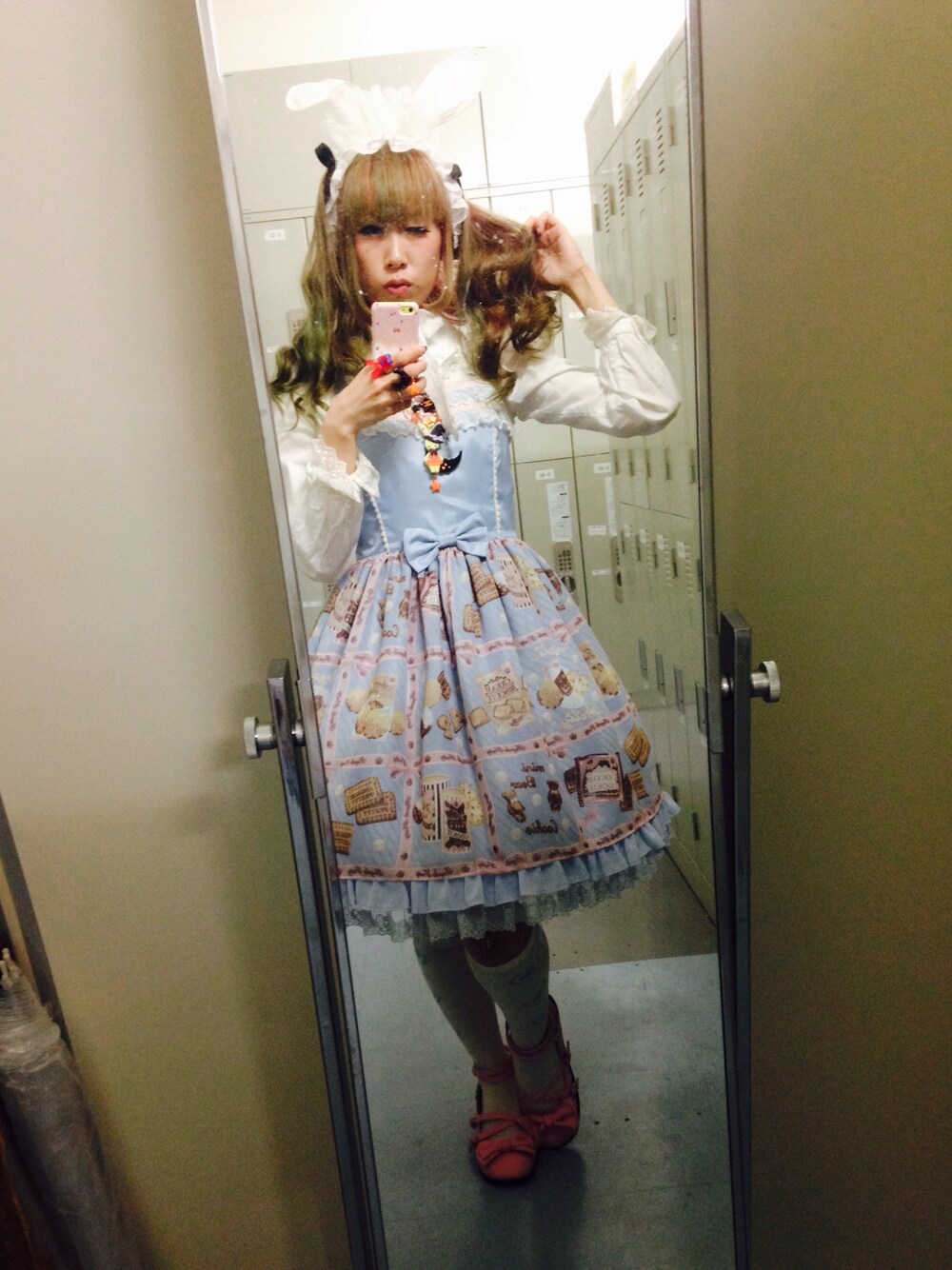 「ロリータ、Angelic Pretty、巻き髪、うさ耳、はろかわ、ハロウィン、はろうぃんかわいい、変身、仮装、動物モチーフ」｜「Angelic PrettyのCream Cookie Collection切替ジャンパースカート（ワンピース、ブルー系）」を使った、鈴木りぇさん（レディース・156cm）の秋コーディネートの1枚目の写真