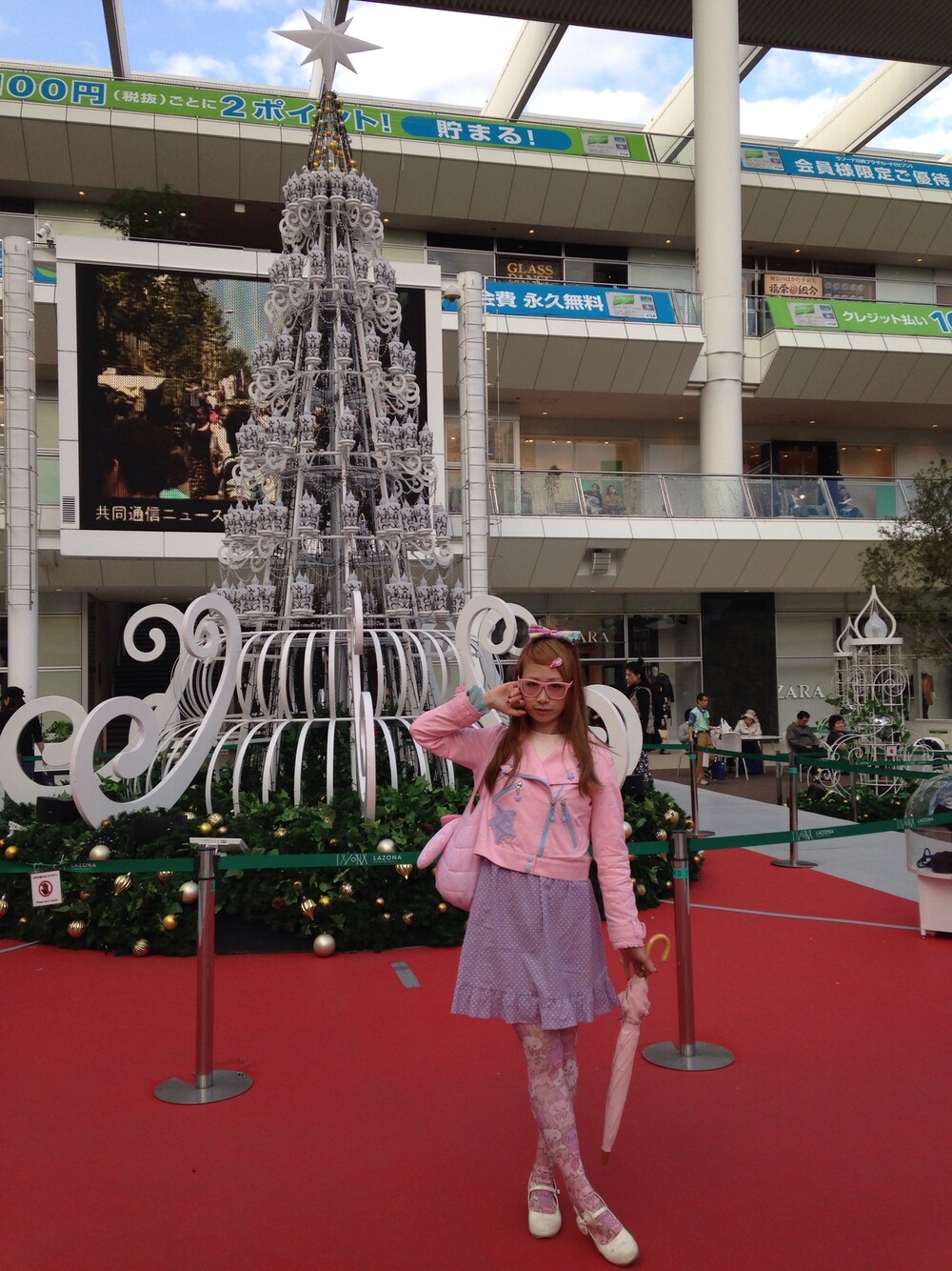 「親子、ラゾーナ川崎、クリスマスツリー、フェアリー、ロリータ、アラレちゃんめがね」｜「Angelic Prettyのアイテム（ライダースジャケット、ピンク系）」を使った、鈴木りぇさん（レディース・156cm）の秋コーディネートの1枚目の写真