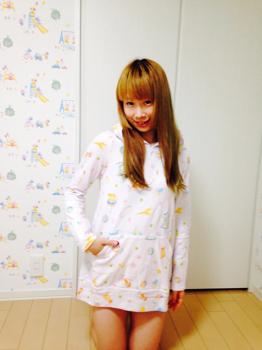 「franche lippee、フランシュリッペ、動物柄、パーカー、キッズコーデ、子供部屋、部屋撮り、実家に帰らせていただきます、ラクチンコーデ、カジュアル」｜「franchelippeeのアイテム（パーカー、ピンク系）」を使った、鈴木りぇさん（レディース・156cm）の冬コーディネートの1枚目の写真