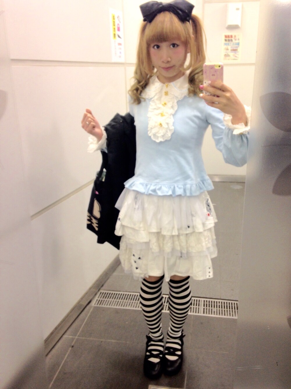 「アリス、不思議の国のアリス、サックスブルー、ボーダーソックス、カジュアル、カジュロリ、ラクチンコーデ」｜「Angelic Prettyのアイテム（Tシャツ/カットソー、ブルー系）」を使った、鈴木りぇさん（レディース・156cm）の冬コーディネートの1枚目の写真