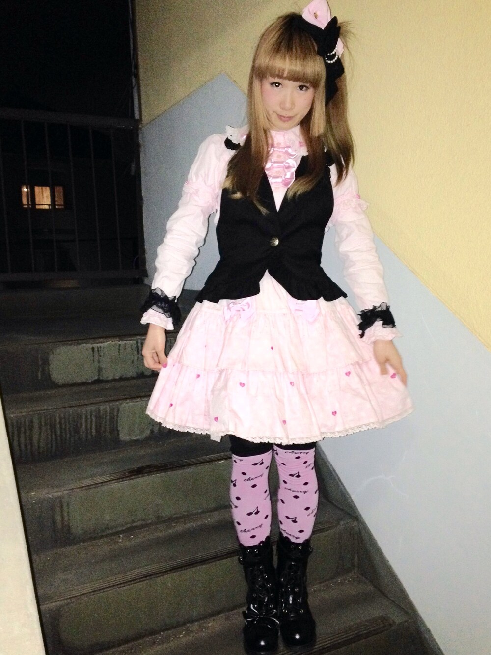 「ピンク×黒、黒ピンク、かわいい、ロリィタ、ロリータ、Angelic Pretty、ALICE and the PIRATES、BABY.THE STARS SHINE BRIGHT、女の子、同窓会」｜「BABY,THE STARS SHINE BRIGHTのアイテム（スカート、ピンク系）」を使った、鈴木りぇさん（レディース・156cm）の冬コーディネートの1枚目の写真