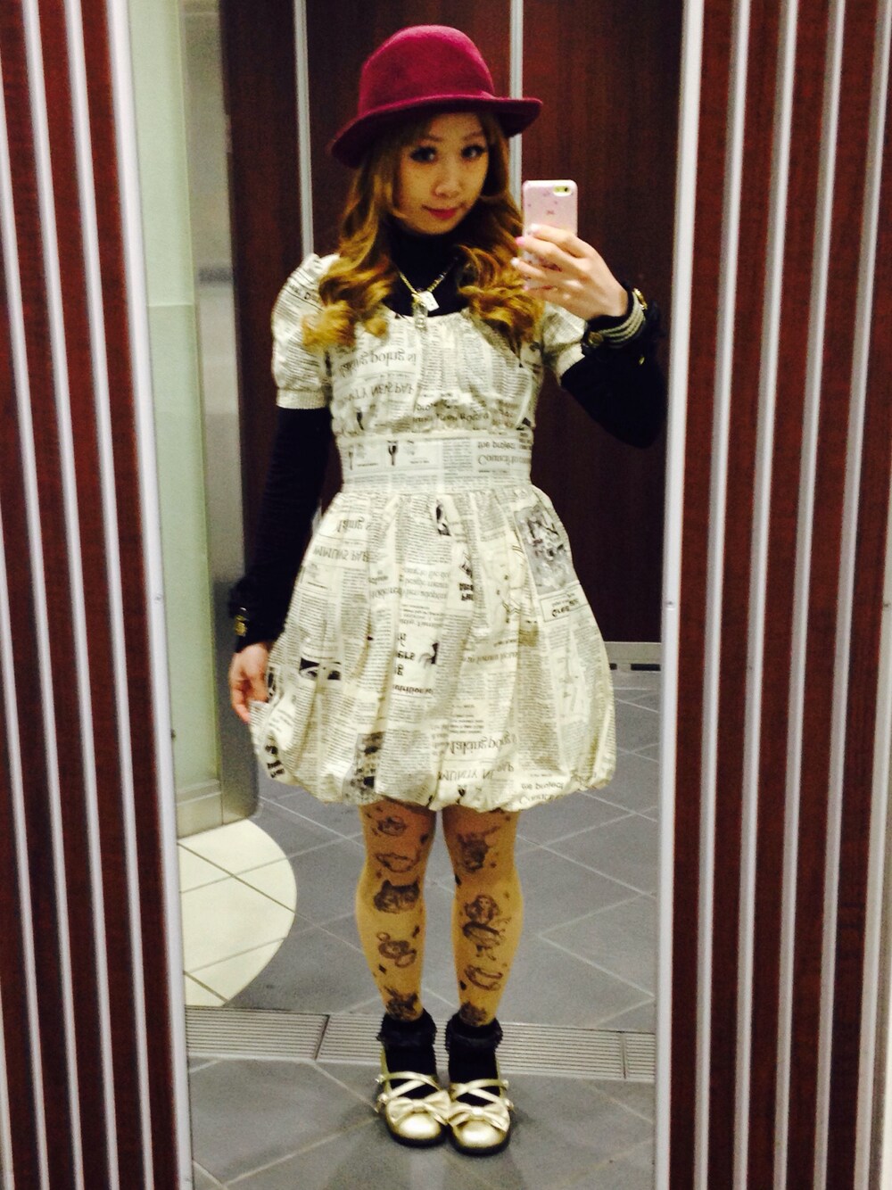 「UNIQLO、pays des fees、Angelic Pretty、異色コラボ、アリス、タトゥータイツ、クルー丈、タートルネック、スナップ、撮影」｜「pays des feesのアイテム（ワンピース、ベージュ系）」を使った、鈴木りぇさん（レディース・156cm）の冬コーディネートの1枚目の写真