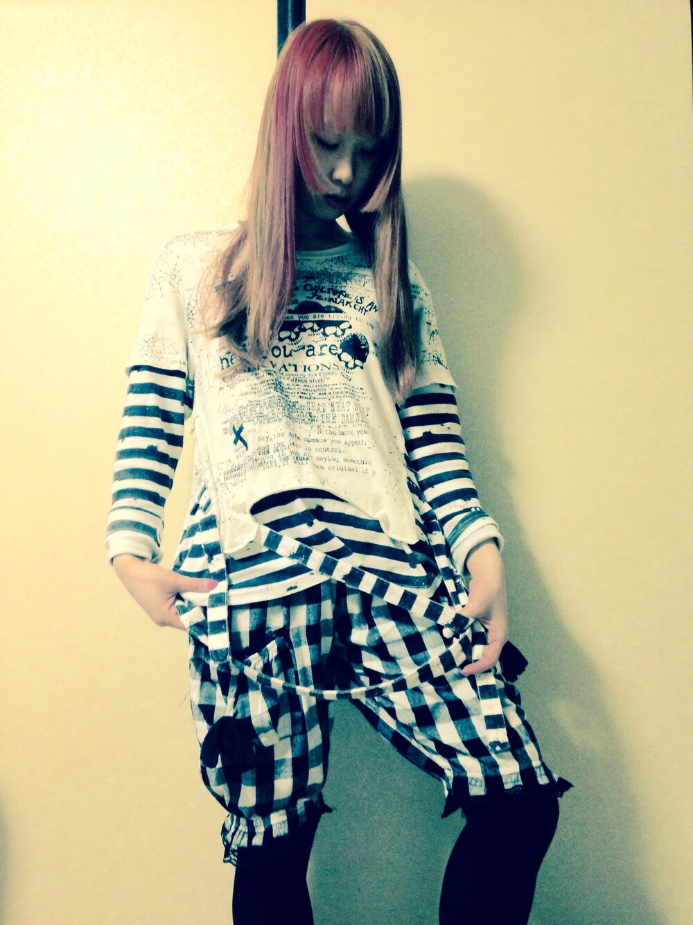 ホワイト系のTシャツ/カットソー、ブラック系のその他パンツを着用したレディースの冬コーディネートの1枚目の写真