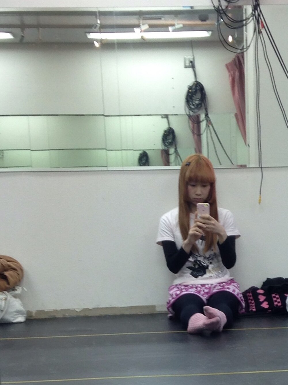 ピンク系のTシャツ/カットソー、パープル系のその他パンツ、ブラック系のバレッタ/ヘアクリップを着用したレディースの冬コーディネートの1枚目の写真