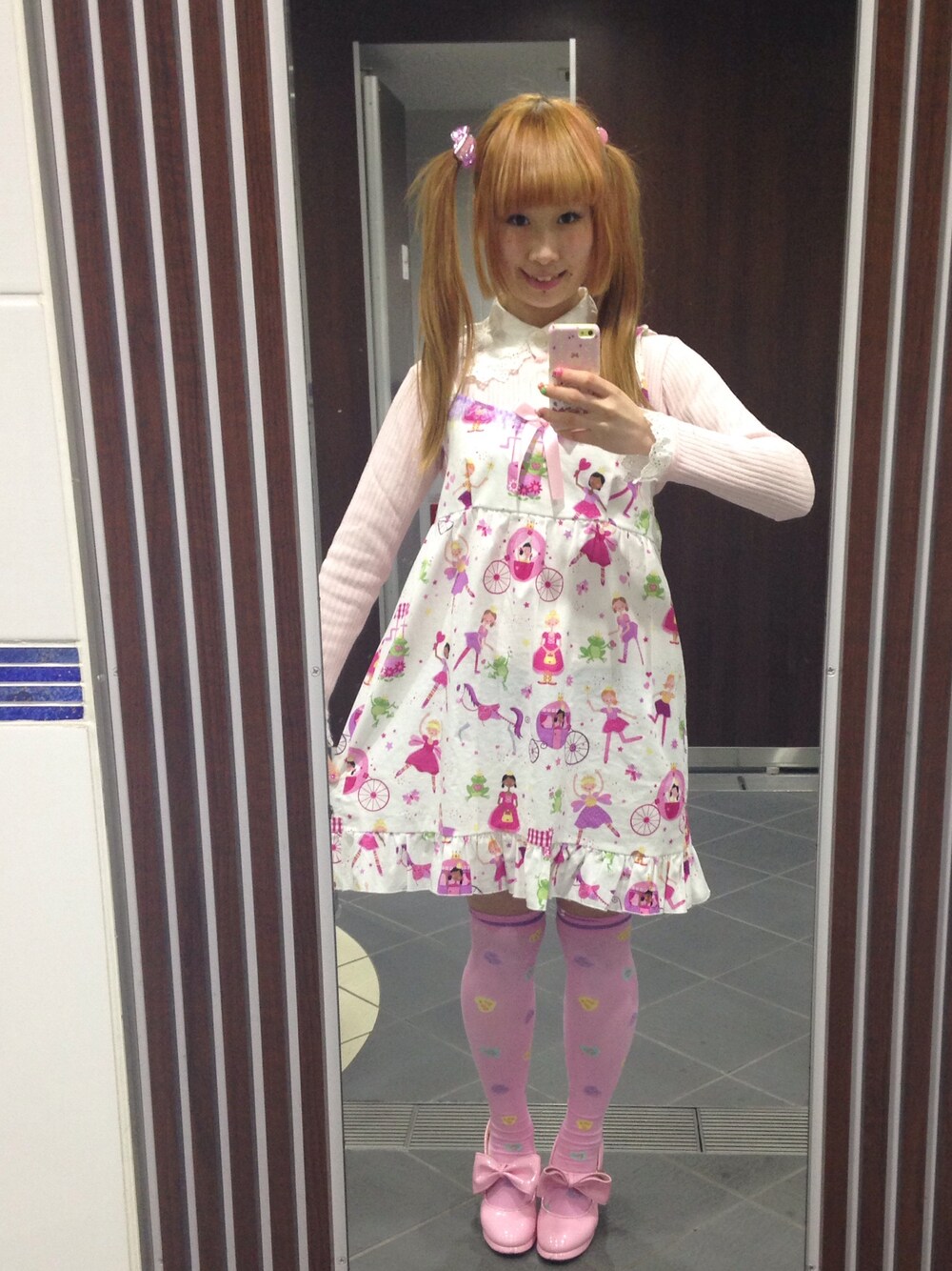 「アメリカンキッズ、カラフル、ポップ、女の子、かわいい、Japan、harajuku、原宿、ツインテール、ホワイト」｜「Nile PERCHのアイテム（ワンピース、ホワイト系）」を使った、鈴木りぇさん（レディース・156cm）の冬コーディネートの1枚目の写真