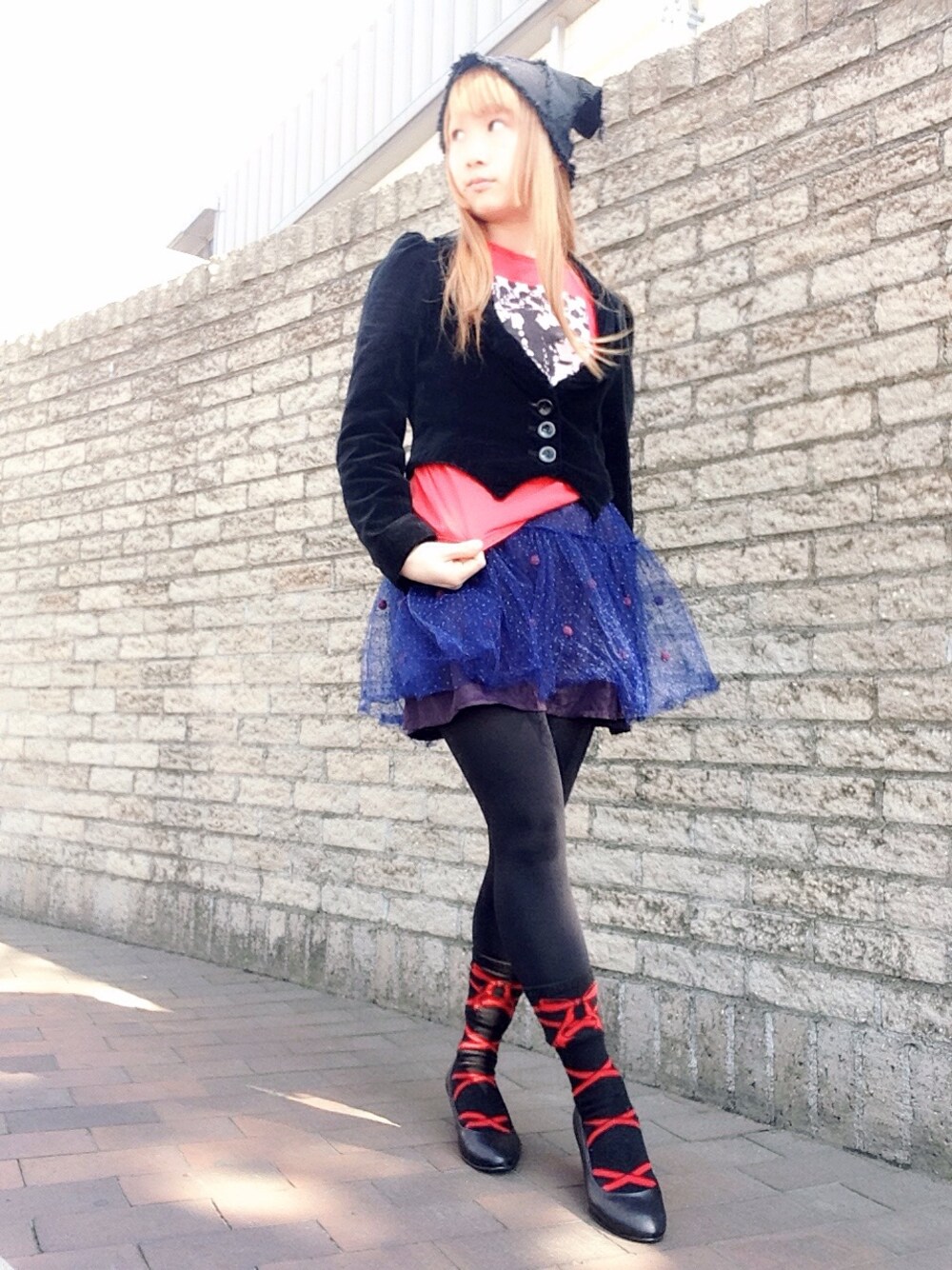 「地元コーデ、女の子、青文字系、Japan、model、harajuku、Kawaii、フォロワー募集、原色、黒」｜「SEXY DYNAMITE LONDONのアイテム（Tシャツ/カットソー、レッド系）」を使った、鈴木りぇさん（レディース・156cm）の春コーディネートの1枚目の写真