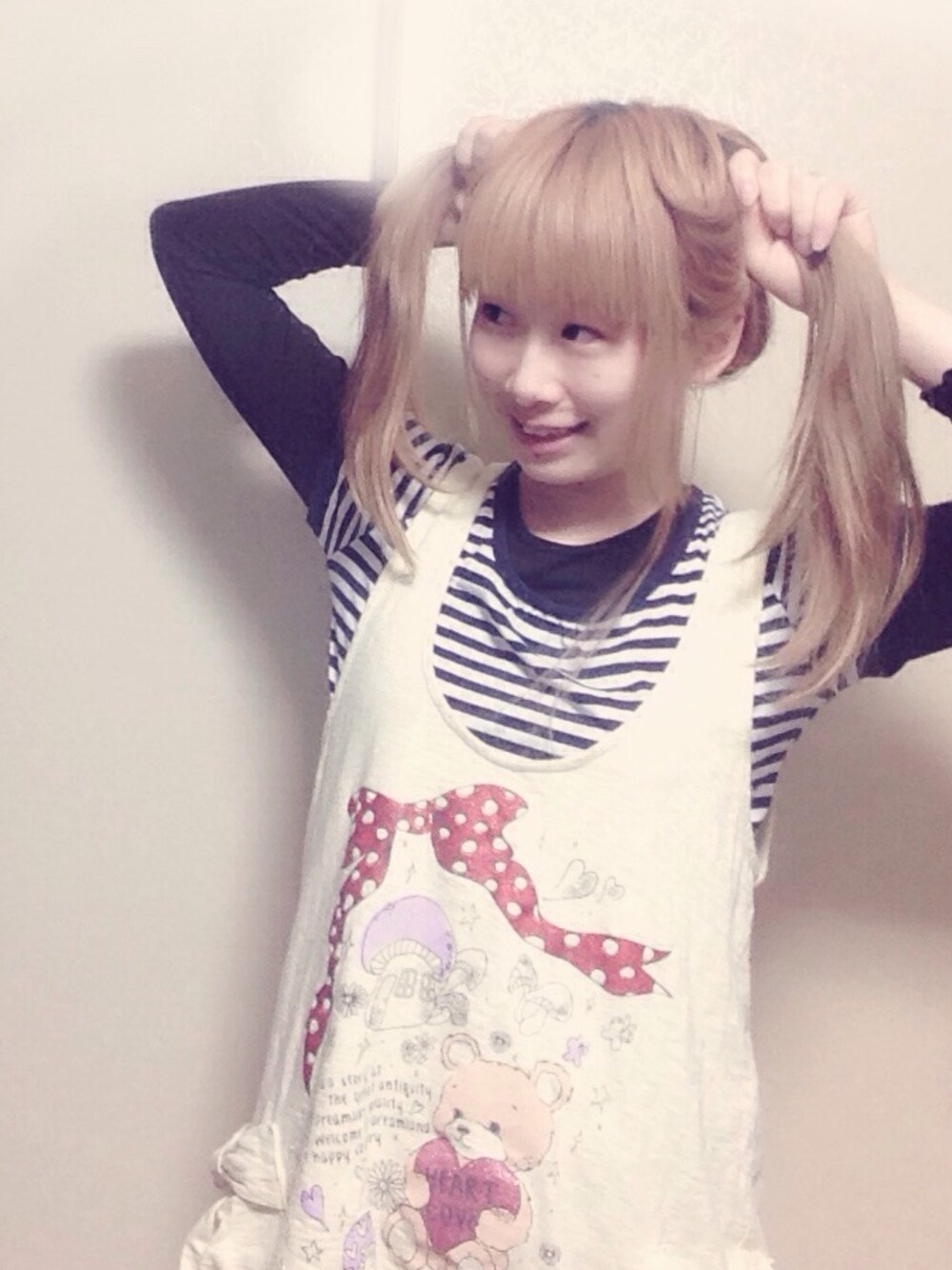 イエロー系のサロペット/オーバーオール、ブラック系のTシャツ/カットソー、ブラック系のTシャツ/カットソーを着用したレディースの春コーディネートの1枚目の写真