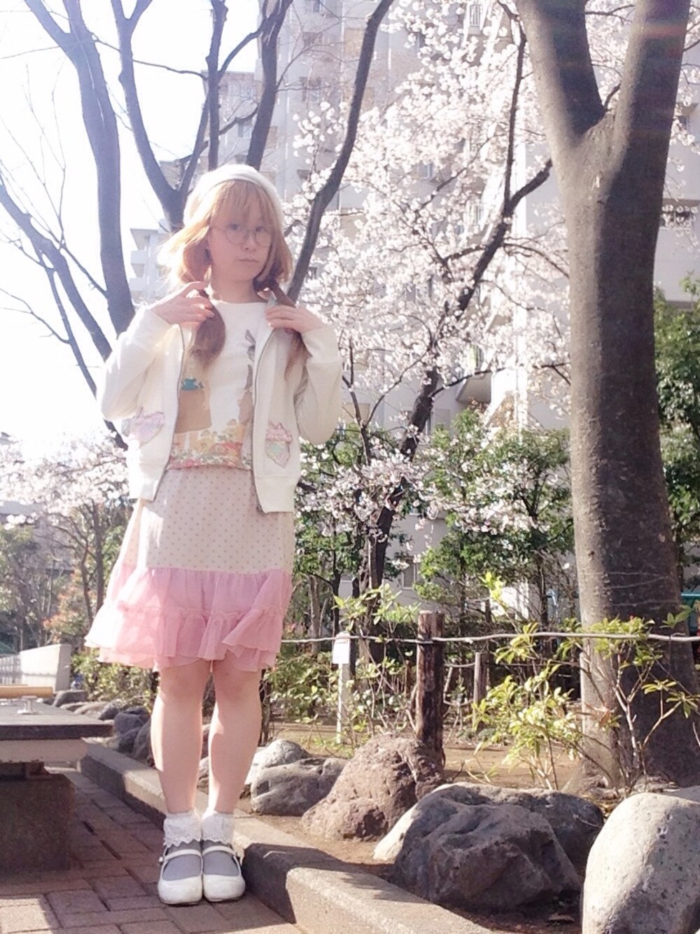 「Tシャツ、春、カジュアル、ロングスカート、淡色コーデ、ふわふわ、女の子、めがね、金髪、かわいい」｜「竹下通りでのTシャツ（Tシャツ/カットソー、その他）」を使った、鈴木りぇさん（レディース・156cm）の春コーディネートの1枚目の写真