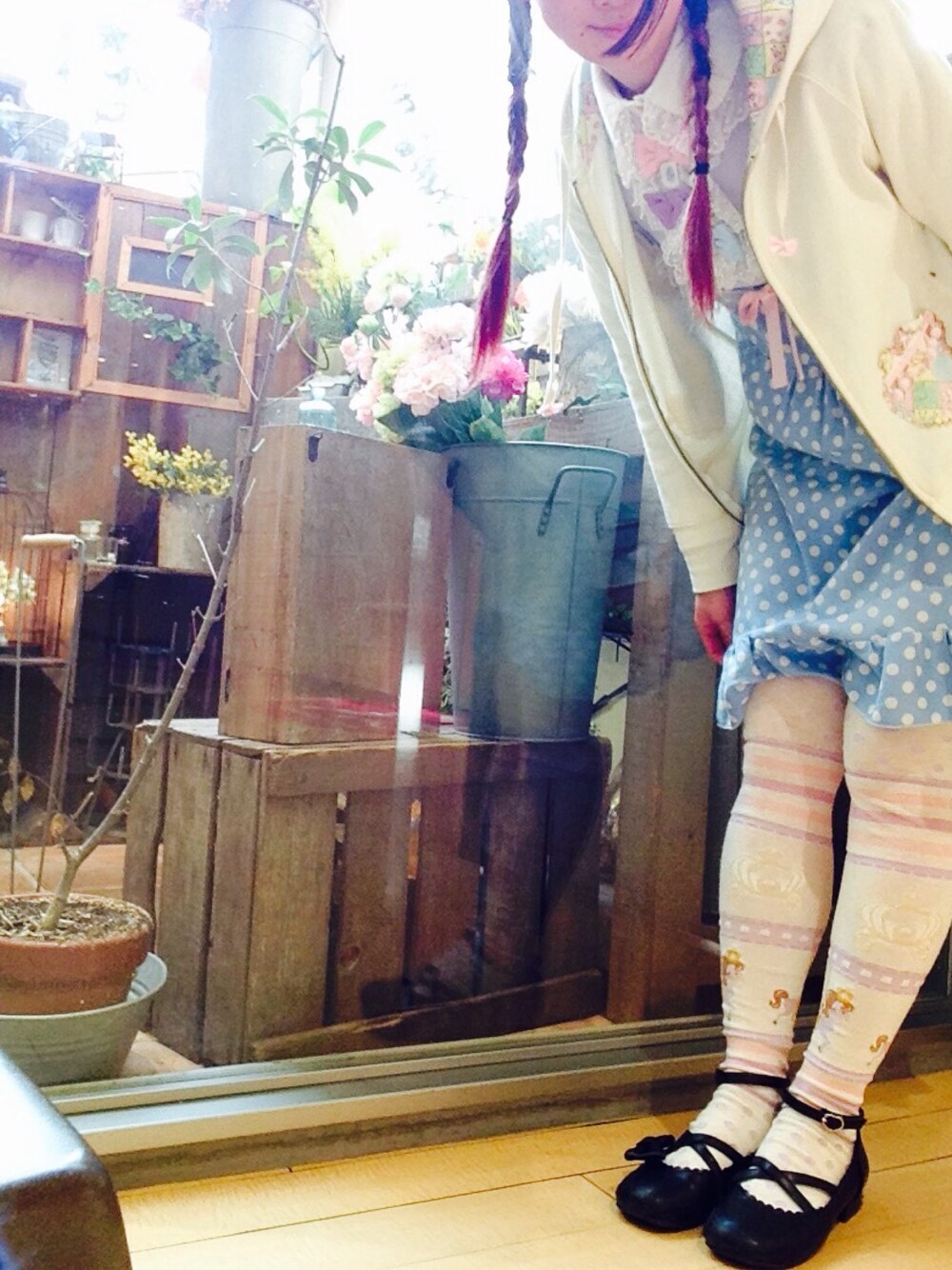 「パステルカラー、春色、ペタンコ靴、パーカー、みつあみ、サロペット、ドット、リボン、水色、ホワイト」｜「Nile PERCHのアイテム（ワンピース、ブルー系）」を使った、鈴木りぇさん（レディース・156cm）の春コーディネートの1枚目の写真
