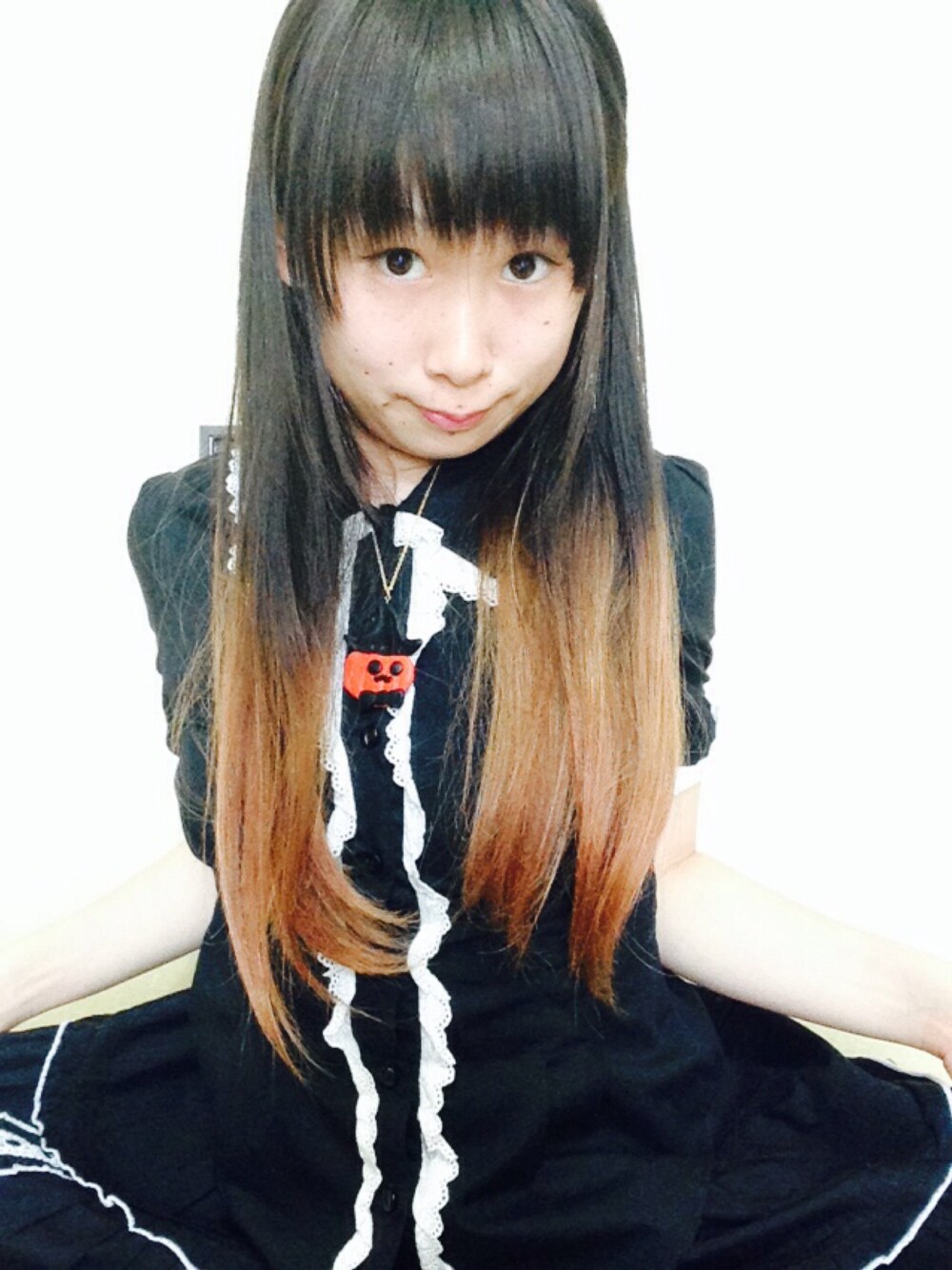 「ゴシック、ロリータ、女の子、ハロウィン、はろうぃんかわいい、はろかわ、フォロワー募集、ブラック、モノトーン、オレンジ」｜「Trick Atelierのアイテム（ネックレス、オレンジ系）」を使った、鈴木りぇさん（レディース・156cm）の春コーディネートの1枚目の写真