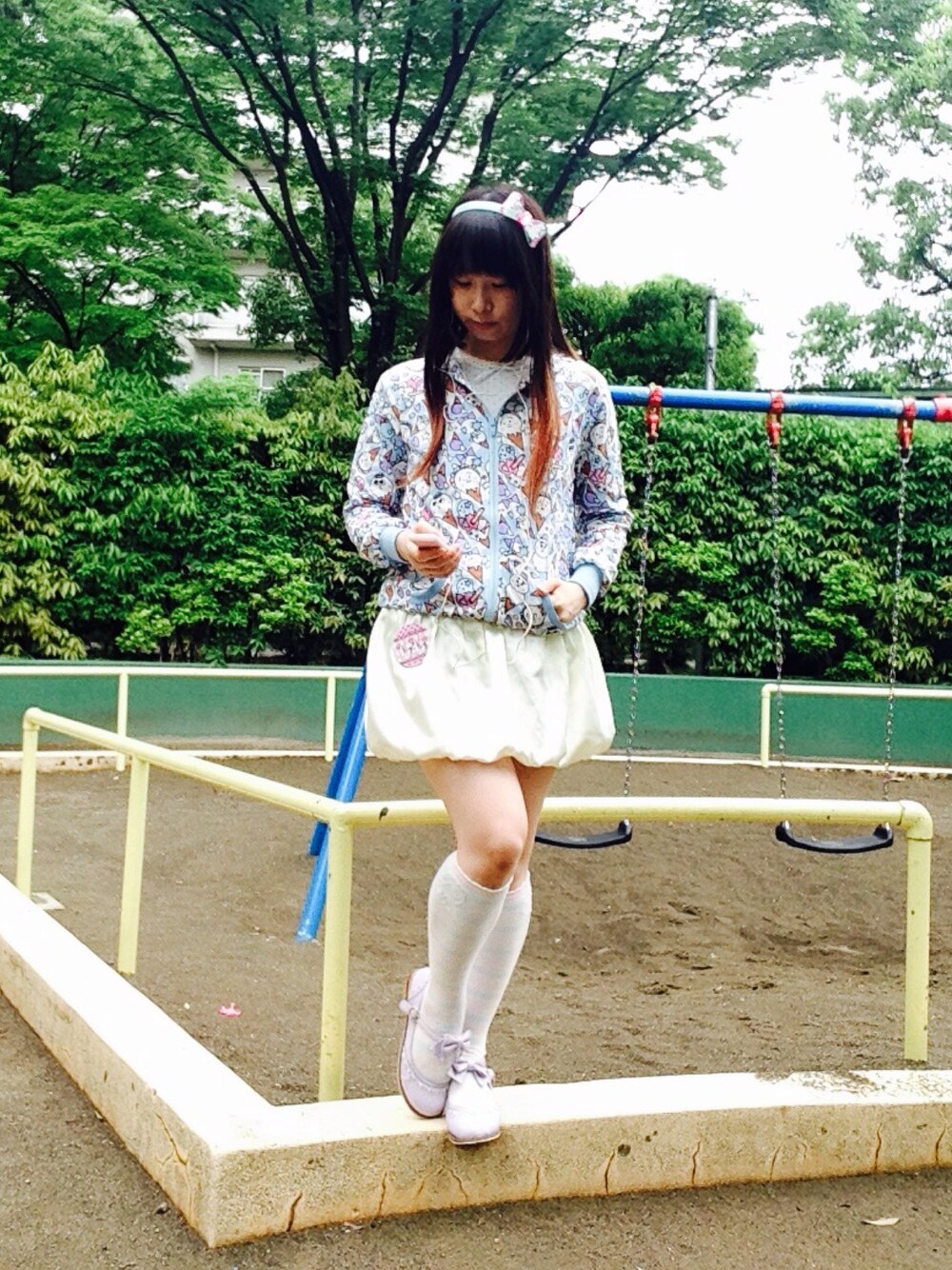 「公園、カジュアル、女の子、バルーンスカート、ミニスカート、カチューシャ、リボン、ビジュー、コラボ、ゴールド」｜「Angelic Prettyのアイテム（カチューシャ、グリーン系）」を使った、鈴木りぇさん（レディース・156cm）の春コーディネートの1枚目の写真