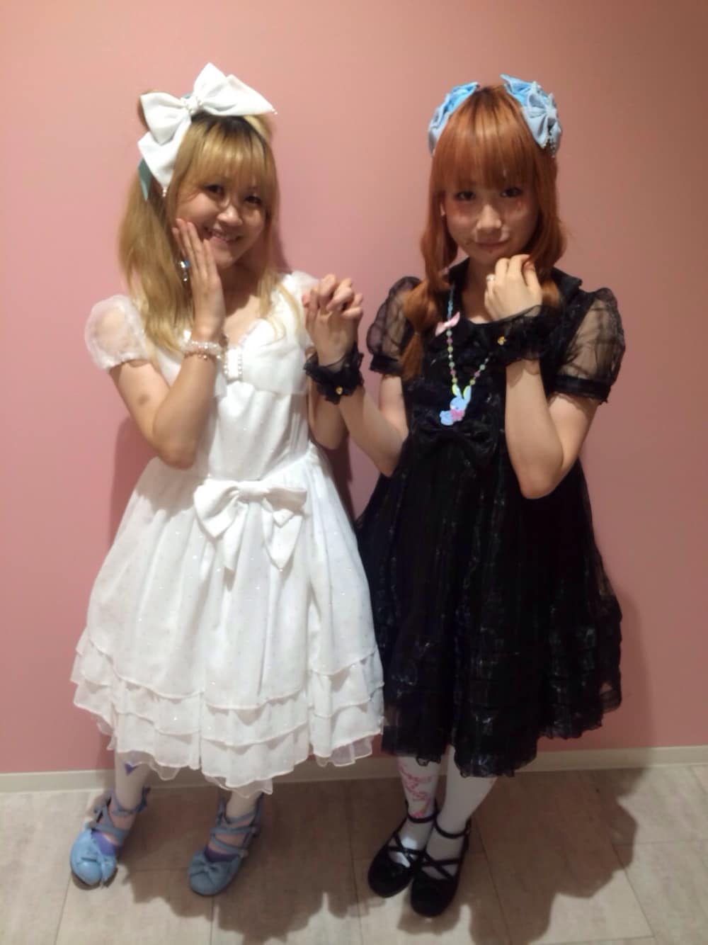 「モノトーン、差し色、双子コーデ、透け感、被写体、Japan、girl、model、lolita、harajuku」｜「Angelic Prettyのアイテム（ワンピース、ブラック系）」を使った、鈴木りぇさん（レディース・156cm）の夏コーディネートの1枚目の写真