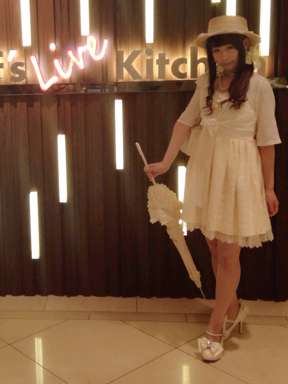 ホワイト系のトップス、ホワイト系のその他シューズ、ホワイト系のワンピースを着用したレディースの夏コーディネートの1枚目の写真