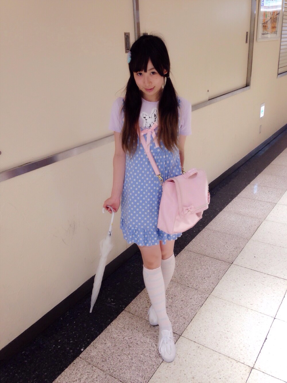 「梅雨、台風、水玉、ドット、カジュアル、ガーリー、かわいい、ツインテール、パステルカラー、原宿」｜「Nile PERCHのアイテム（ワンピース、ブルー系）」を使った、鈴木りぇさん（レディース・156cm）の夏コーディネートの1枚目の写真