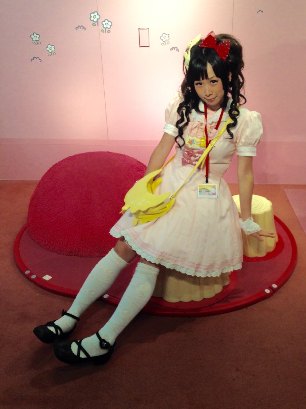 「ロリータ、サンリオ、キャラクター、ピンク、ゆめかわいい、パステルカラー、かわいい、Kawaii、Japan、フォロワー募集」｜「Angelic Prettyのロゴリボンチャームコーム（その他ヘアアクセサリー、イエロー系）」を使った、鈴木りぇさん（レディース・156cm）の夏コーディネートの1枚目の写真