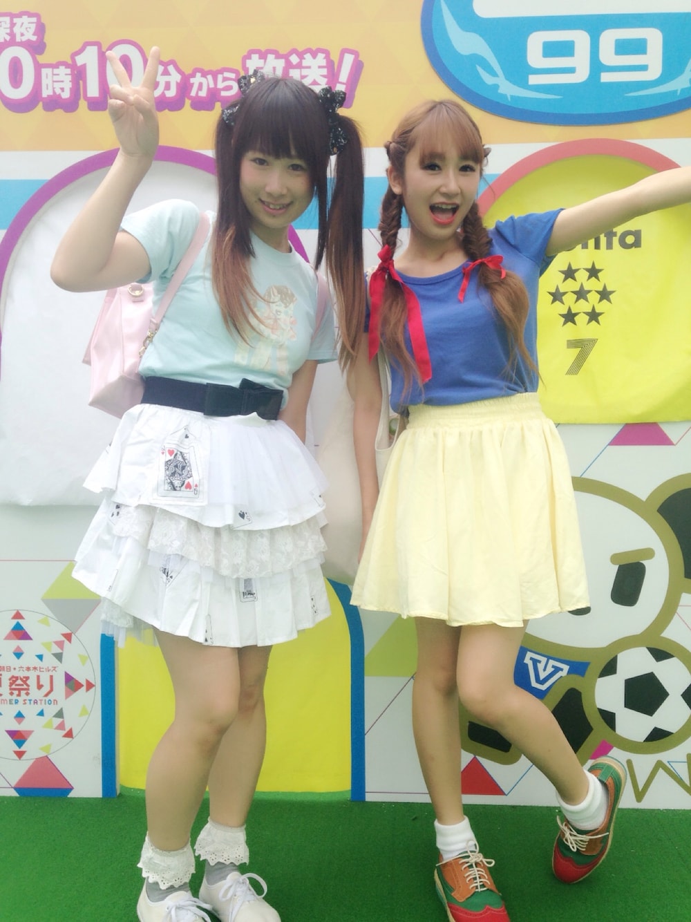 「スポーティ、カジュアル、Tシャツ、双子コーデ、かわいい、青文字系、モデル、アイドル、原宿、コスプレ」｜「白雪姫のアイテム（その他、その他）」を使った、鈴木りぇさん（レディース・156cm）の夏コーディネートの1枚目の写真