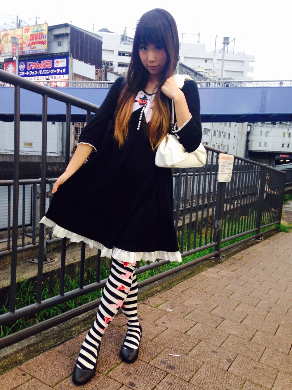 「ワンピース、秋のコーデ、パールアクセ、ハロウィン、はろうぃんかわいい、はろかわ、ハンドメイド、オリジナル、青文字系、ロリータ」｜「Honeysのアイテム（パンプス、ブラック系）」を使った、鈴木りぇさん（レディース・156cm）の夏コーディネートの1枚目の写真