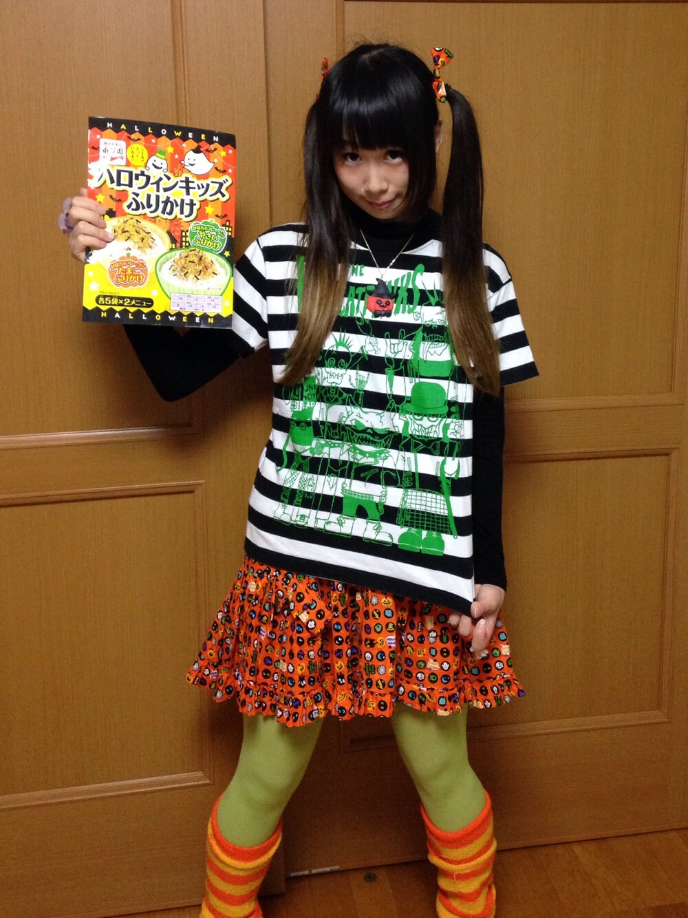 「ハロウィン、派手、プリントT、カラータイツ、かわいい、原宿、女の子、ゆめかわいい、はろうぃんかわいい、はろかわ」｜「HELL CAT PUNKSのアイテム（Tシャツ/カットソー、ホワイト系）」を使った、鈴木りぇさん（レディース・156cm）の秋コーディネートの1枚目の写真