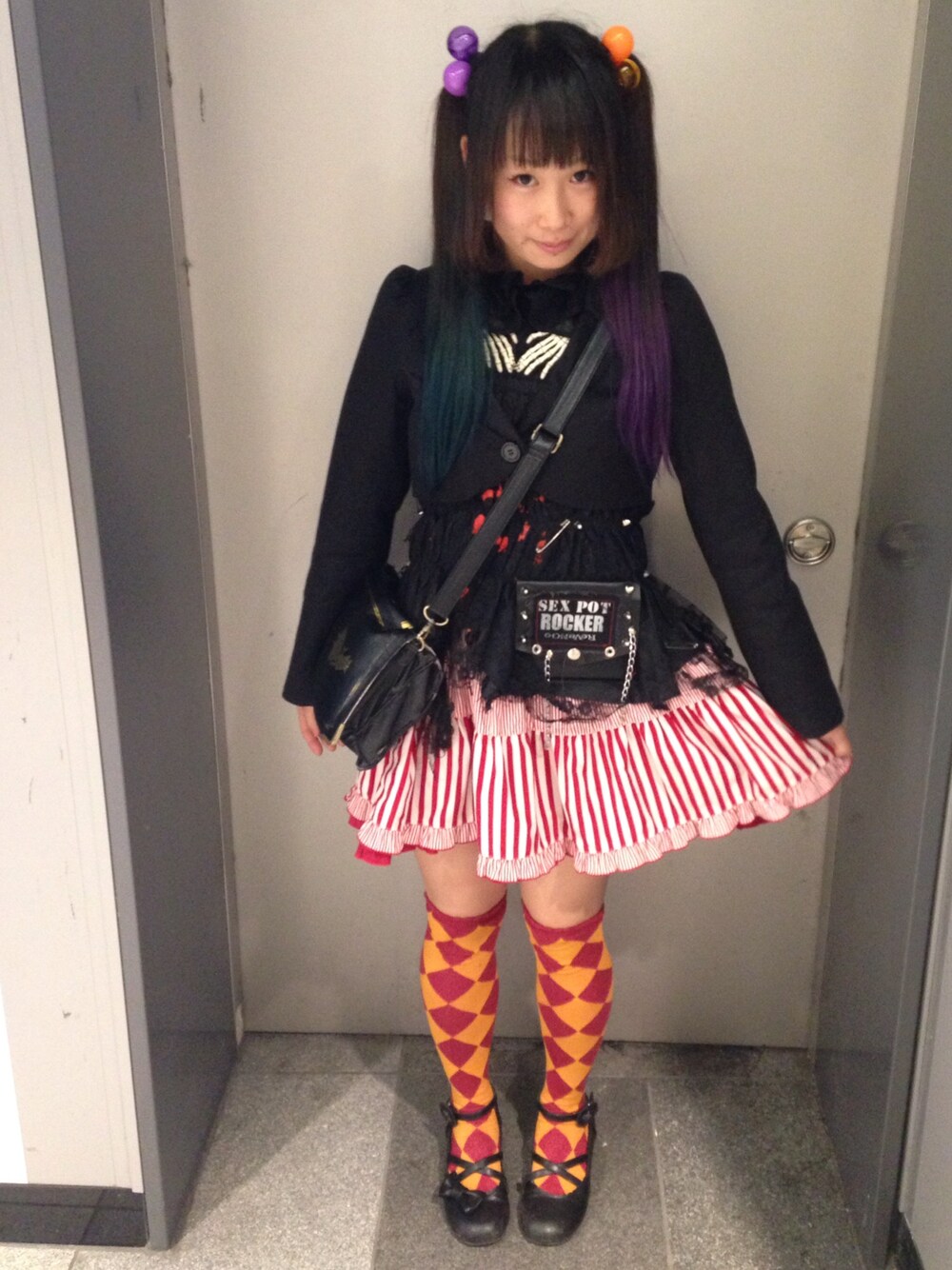 「ハロウィン、はろかわ、はろうぃんかわいい、ゆめかわいい、ツインテール、オレンジ、派手、着回しコーデ、スカート、ビスチェ」｜「ALICE and the PIRATESのアイテム（ソックス/靴下、オレンジ系）」を使った、鈴木りぇさん（レディース・156cm）の秋コーディネートの1枚目の写真