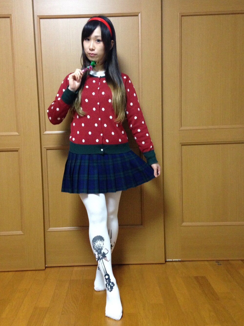 「クリスマス、赤、緑、カチューシャ、ハロウィン、harajuku、model、Japan、かわいい、女の子」｜「地元でのアイテム（カーディガン/ボレロ、レッド系）」を使った、鈴木りぇさん（レディース・156cm）の秋コーディネートの1枚目の写真
