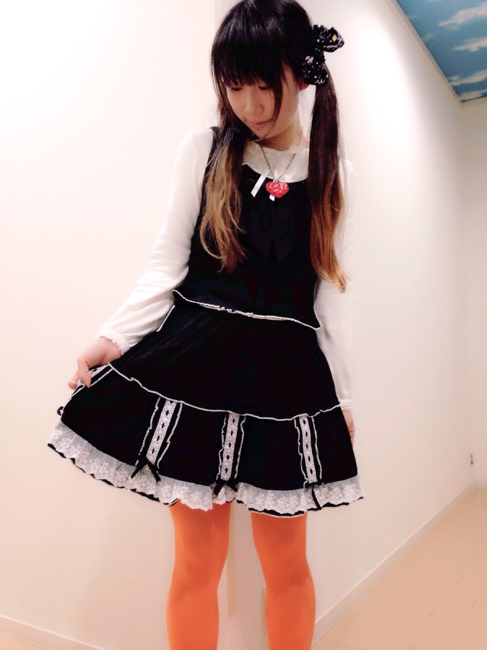 「ハロウィン、オレンジ、モノトーン、ビスチェ、Japan、lolita、halloween、harajuku、女の子、かわいい」｜「PUTUMAYOのアイテム（スカート、ブラック系）」を使った、鈴木りぇさん（レディース・156cm）の秋コーディネートの1枚目の写真