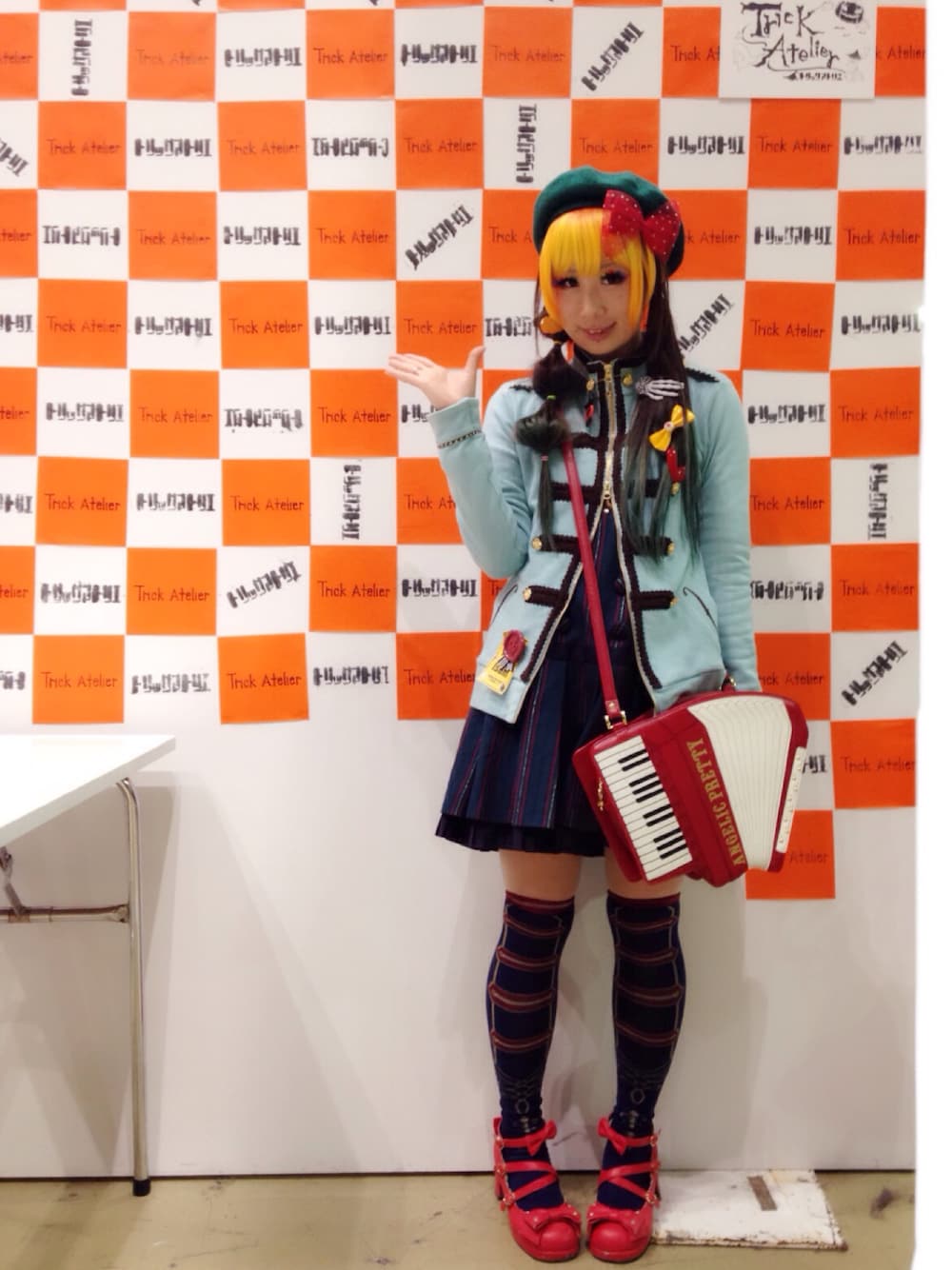 「デザフェス、派手、派手髪、ロリータ、ブリティッシュ、ポップ、ロリィタ、はろかわ、ハンドメイド、原宿」｜「Angelic Prettyのアイテム（その他シューズ、レッド系）」を使った、鈴木りぇさん（レディース・156cm）の秋コーディネートの1枚目の写真