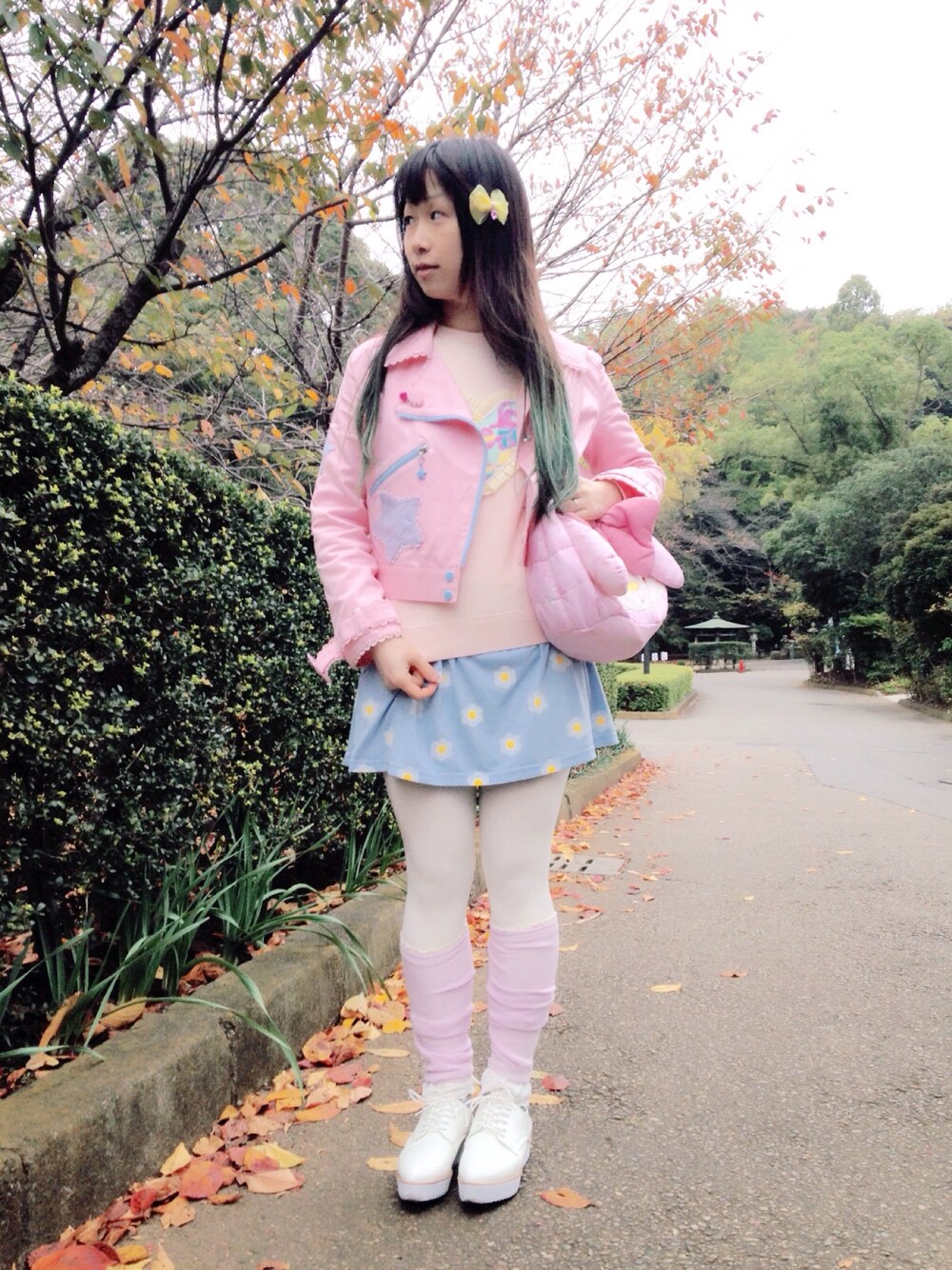 「パステルカラー、寒い、花柄、パーカー、ライダース、女の子、フェアリー、ゆめかわいい、原宿、ラフ」｜「地元でのアイテム（スカート、ブルー系）」を使った、鈴木りぇさん（レディース・156cm）の冬コーディネートの1枚目の写真