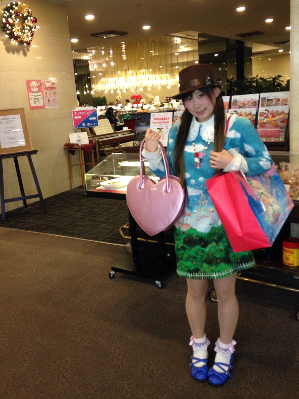 「誕生日、アラサー、大人、女の子、青文字系、harajuku、Kawaii、かわいい、お気に入り、おでかけ」｜「MILKのアイテム（トートバッグ、ピンク系）」を使った、鈴木りぇさん（レディース・156cm）の冬コーディネートの1枚目の写真