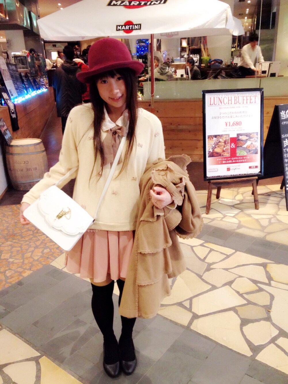 「ガーリー、大人カジュアル、カジュアル、アラサー、誕生日、ラフ、ハット、お出かけコーデ、かわいい、初挑戦アイテム」｜「SAMANTHAVEGAのアイテム（ショルダーバッグ、ホワイト系）」を使った、鈴木りぇさん（レディース・156cm）の冬コーディネートの1枚目の写真