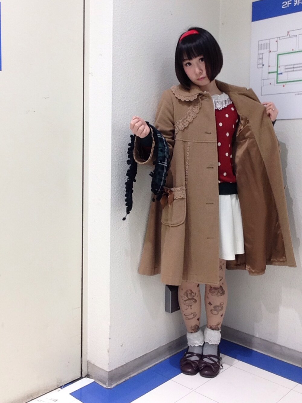 「赤ニット、コート、マフラー、柄タイツ、winter、harajuku、Japan、girl、Kawaii、Cute」｜「BABY,THE STARS SHINE BRIGHTの小公女コート（その他アウター、ベージュ系）」を使った、鈴木りぇさん（レディース・156cm）の冬コーディネートの1枚目の写真