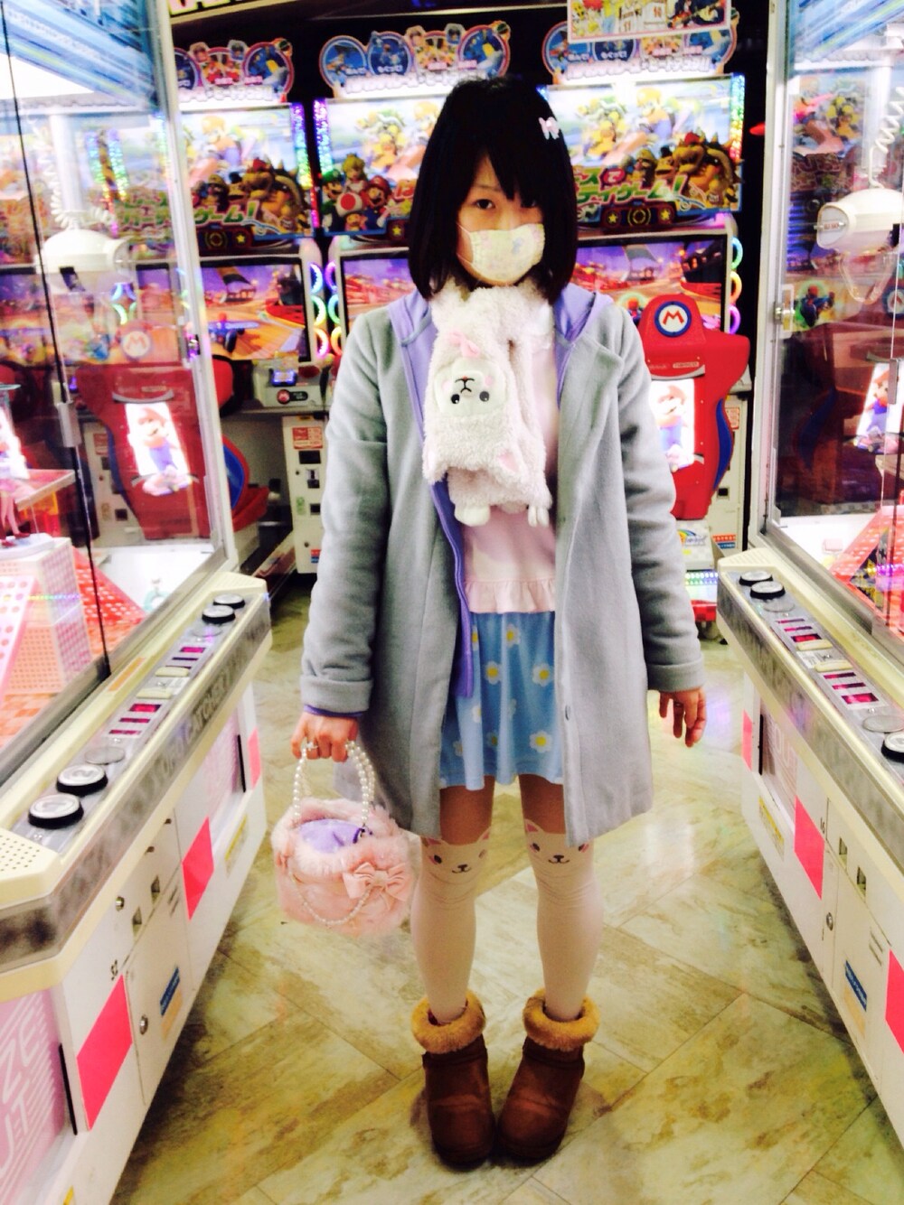 「春、春コーデ、バレンタインデートスタイル、春色、パステルカラー、ootd、outfit、コート、マスク、チョコレート」｜「abc une faceのアイテム（チェスターコート、グレー系）」を使った、鈴木りぇさん（レディース・156cm）の冬コーディネートの1枚目の写真