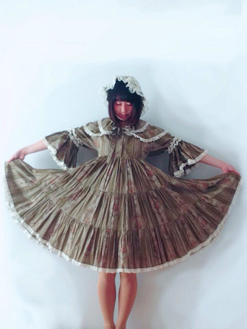 「クラシカル、ロリータ、ロリィタ、ワンピース、フレアスカート、ケープ、女の子、春コーデ、花柄、七分袖」｜「metamorphos temps de filleのアイテム（ワンピース、グリーン系）」を使った、鈴木りぇさん（レディース・156cm）の春コーディネートの1枚目の写真