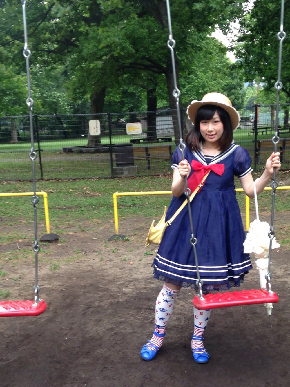 ブルー系のその他シューズ、ブルー系のワンピース、イエロー系のショルダーバッグを着用したレディースの春コーディネートの1枚目の写真