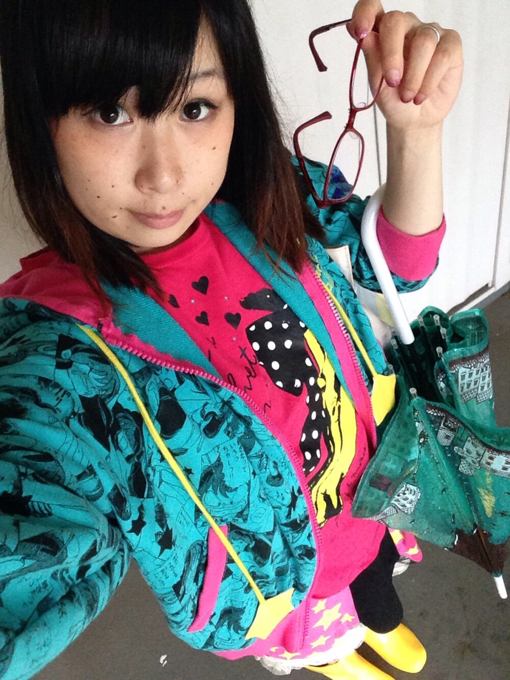「ピンク、カジュアル、長靴、雨の日コーデ、レインブーツ、ootd、outfit、ゆるコーデ、めがね、Tシャツ」｜「SWIMMERのアイテム（レインシューズ、イエロー系）」を使った、鈴木りぇさん（レディース・156cm）の夏コーディネートの1枚目の写真