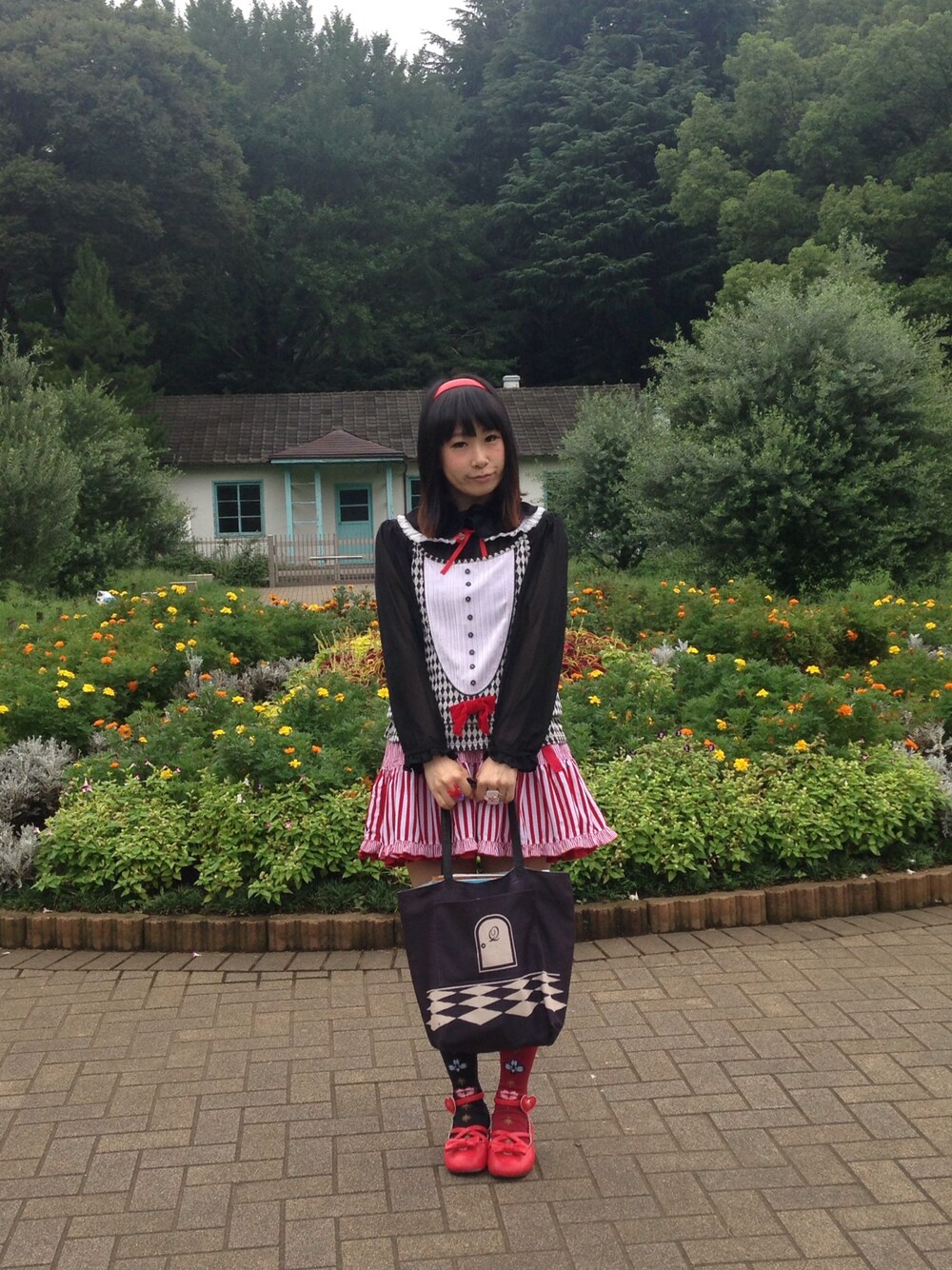 「原宿、MIX、ロリータ、裏原、KERA!、outfit、色違いコーデ、柄×柄、付け襟、キャミソール」｜「metamorphose temps de filleのアイテム（シャツ/ブラウス、ブラック系）」を使った、鈴木りぇさん（レディース・156cm）の夏コーディネートの1枚目の写真
