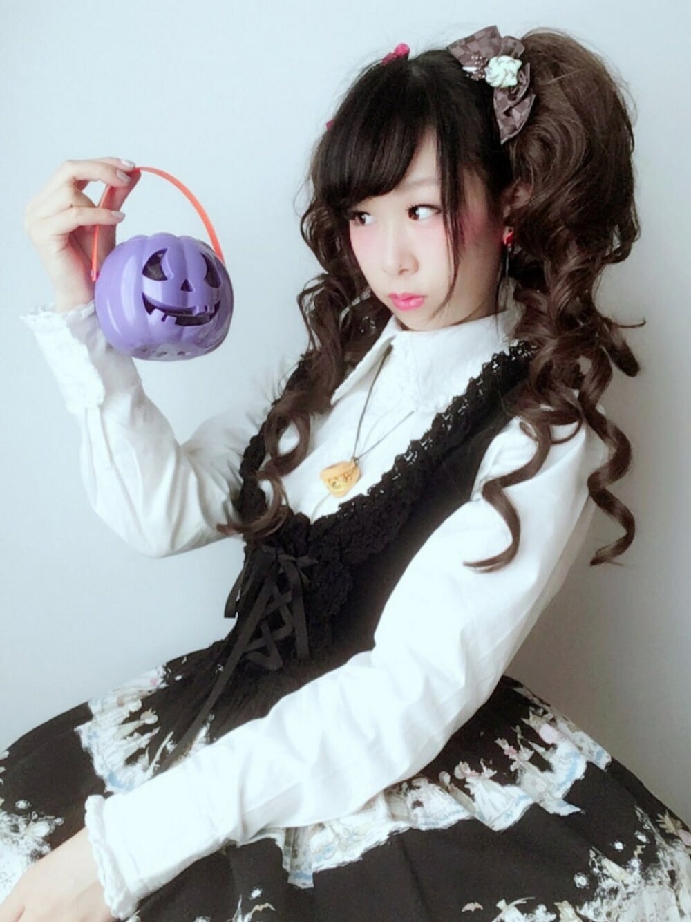 「ハロウィン、秋のコーデ、ロリータ、コルセット、黒、ツインテール、harajuku、lolita、かわいい、WEAR HALLOWEEN 2016」｜「AlICE and the PIRATESのアイテム（Tシャツ/カットソー、ホワイト系）」を使った、鈴木りぇさん（レディース・156cm）の秋コーディネートの1枚目の写真