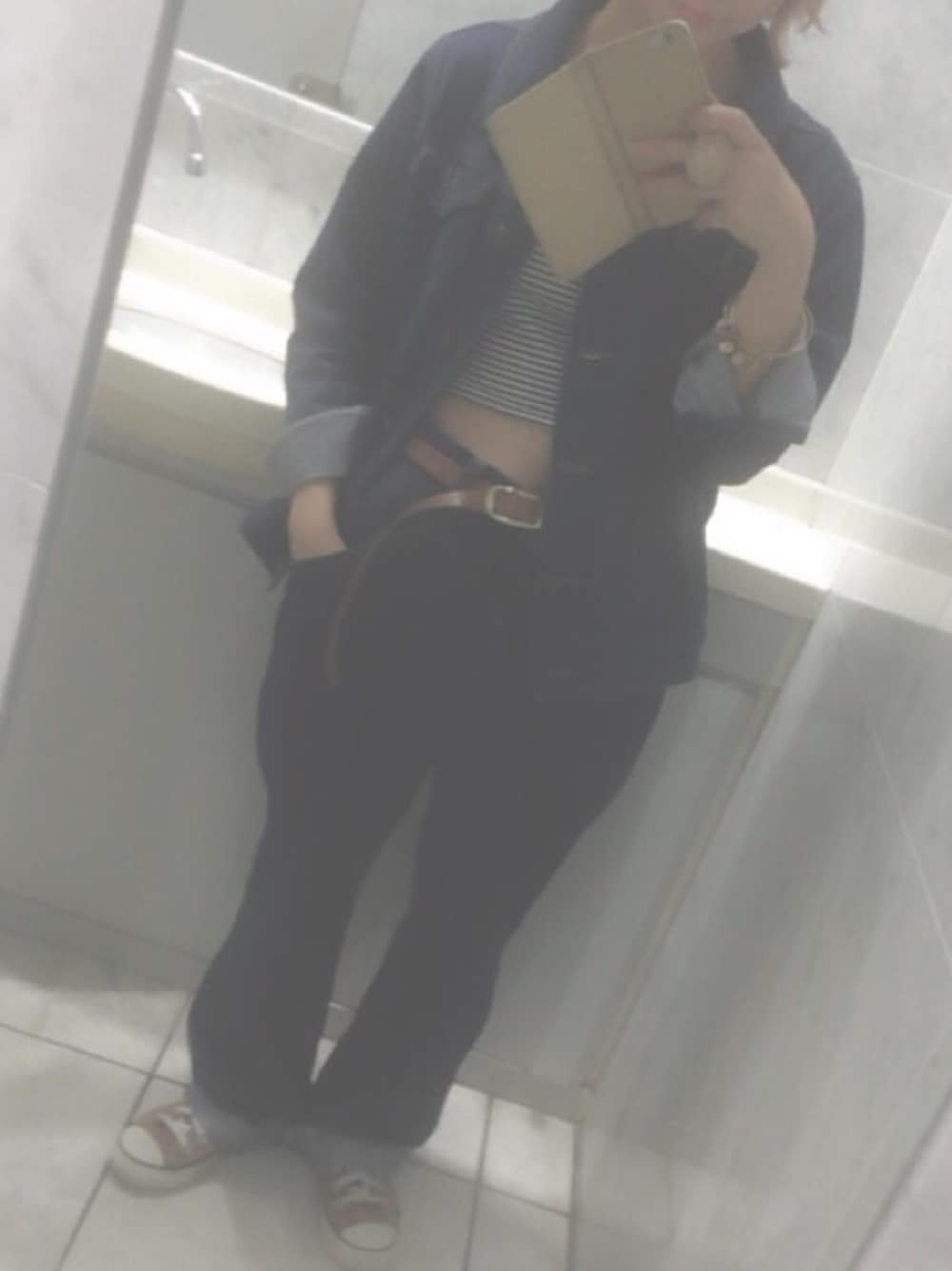 ブラウン系のスニーカー、ブルー系のデニムパンツ、ブルー系のスーツジャケットを着用したレディースの秋コーディネートの1枚目の写真